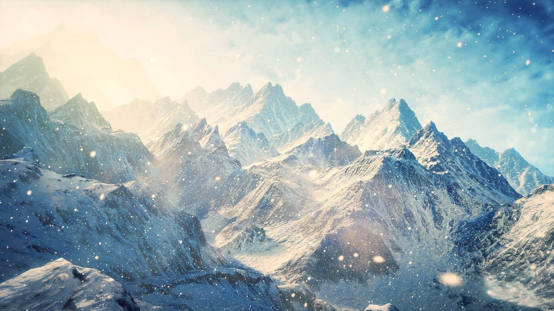電玩遊戲 桌布 壁紙 — 白雪覆蓋崎嶇的山峰，在柔和的藍天下，輕柔的雪花在空中飄舞。