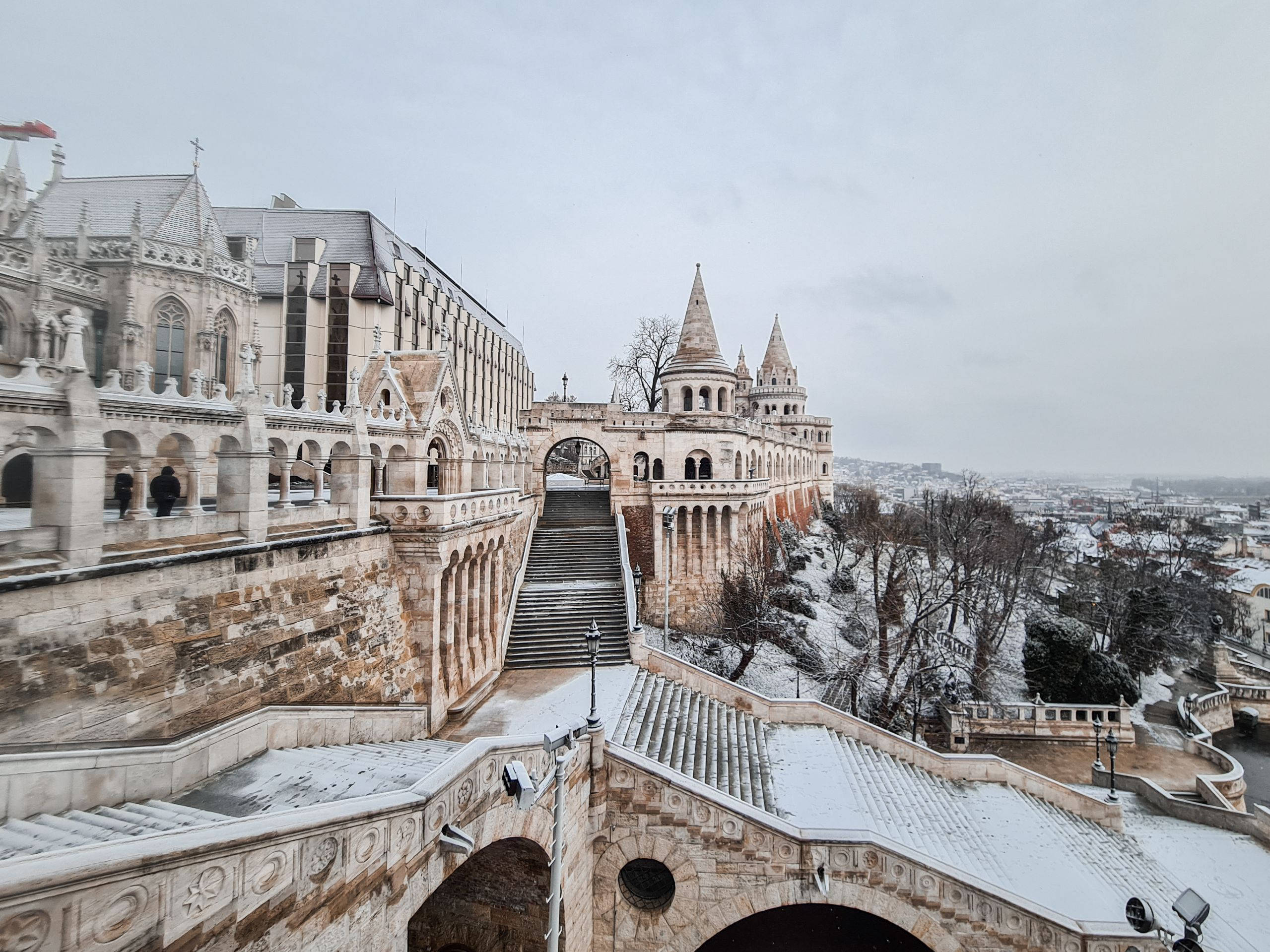 Architecture 桌布 壁紙 — 白雪覆蓋布達佩斯漁人堡的歷史石階和小塔，在灰色的冬日天空下。
