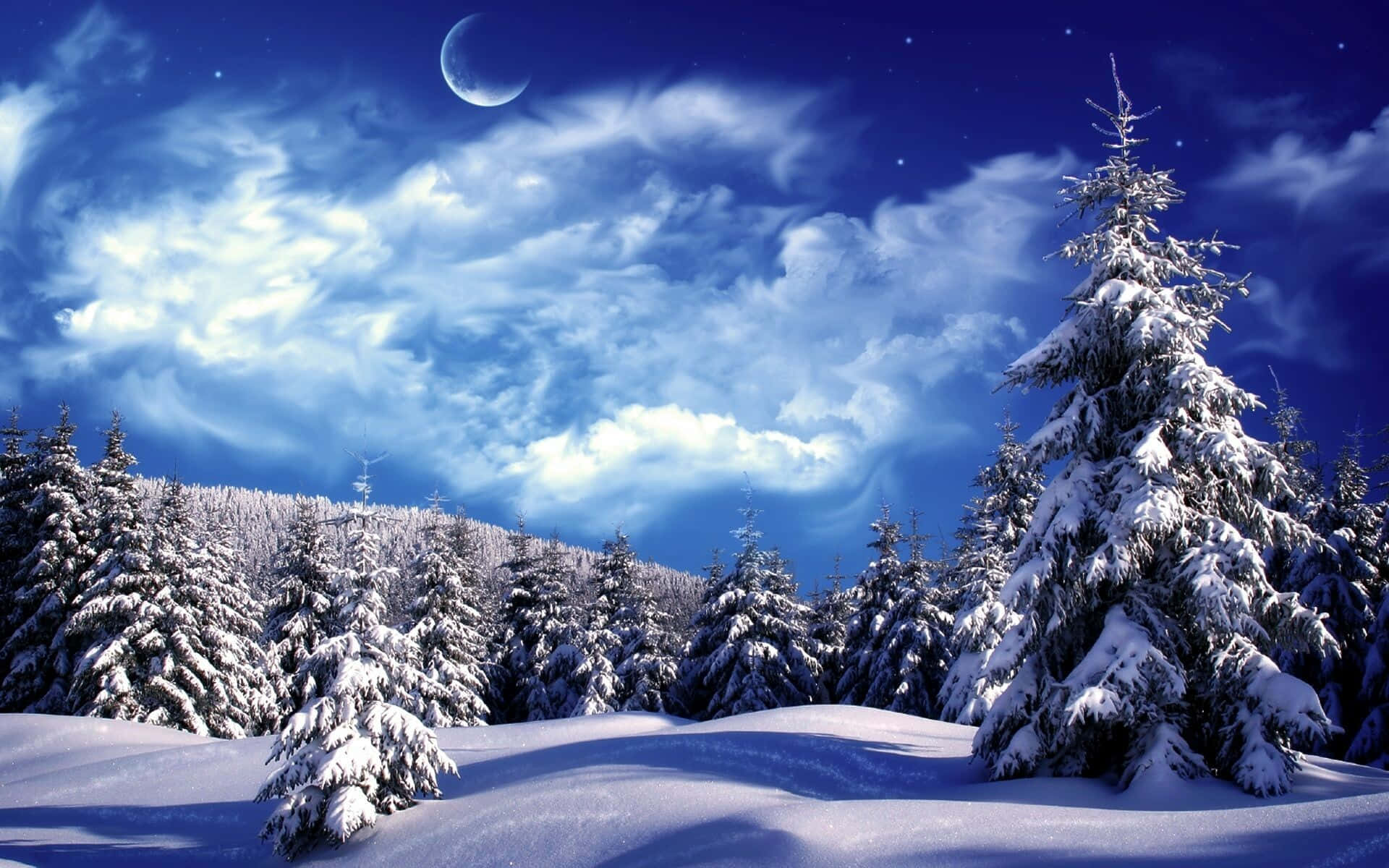 冬天 桌布 壁紙 — 白雪覆蓋常綠樹，背景是新月和縷縷雲彩的鮮豔藍色夜空。