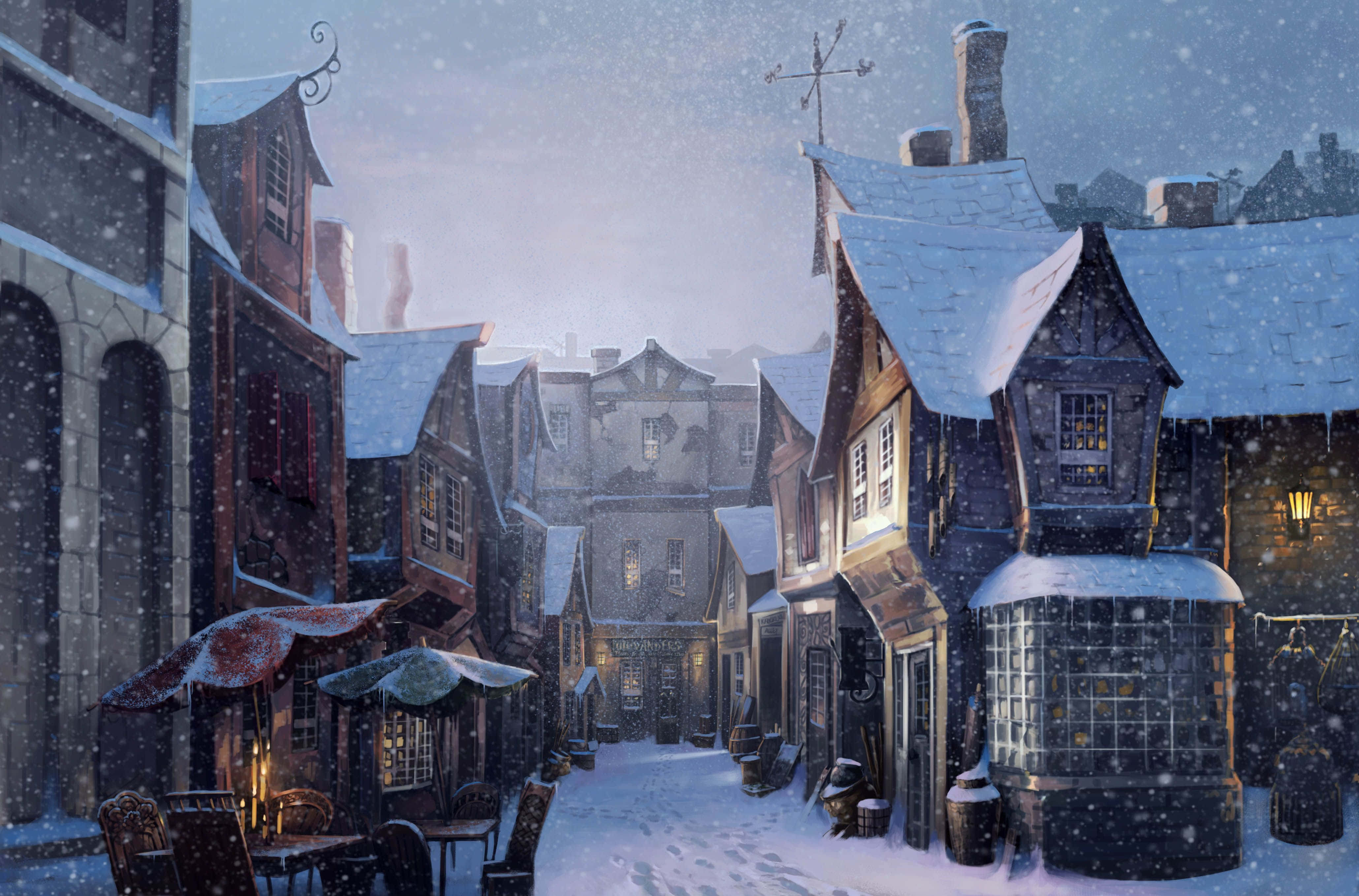 Christmas At Hogwarts 桌布 壁紙 — 白雪覆蓋狹窄的中世紀街道，溫暖的燈光從窗戶中透出，映襯著暮色天空。