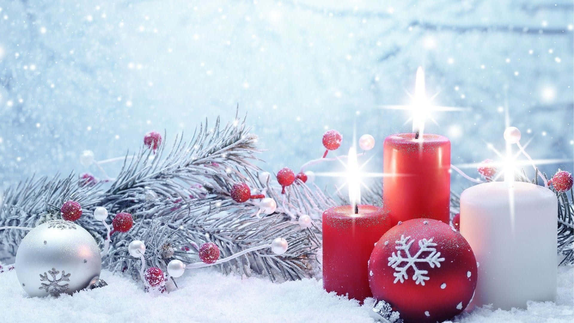 聖誕樹動畫 桌布 壁紙 — 白雪覆蓋的冬日場景，結霜的松樹枝和節日裝飾品旁邊有發光的紅色和白色蠟燭。