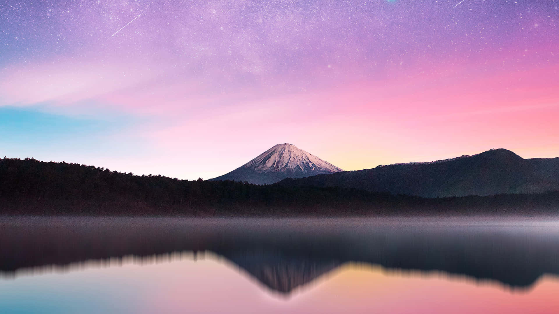 富士山 桌布 壁紙 — 白雪覆蓋的富士山在星光照耀的紫色和粉紅色暮色天空下，寧靜地倒映在霧氣瀰漫的湖面上。