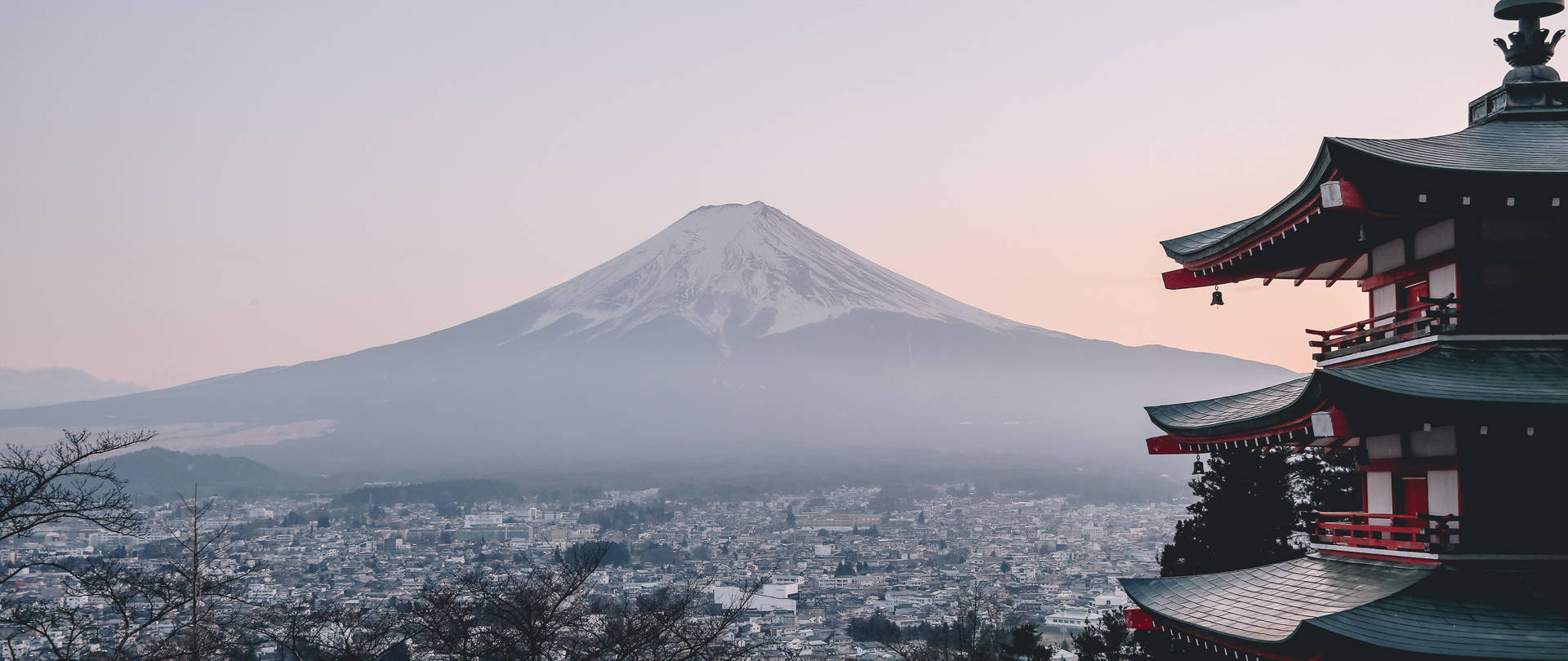 從傳統日本寶塔在黎明時分觀看白雪皚皚的富士山。