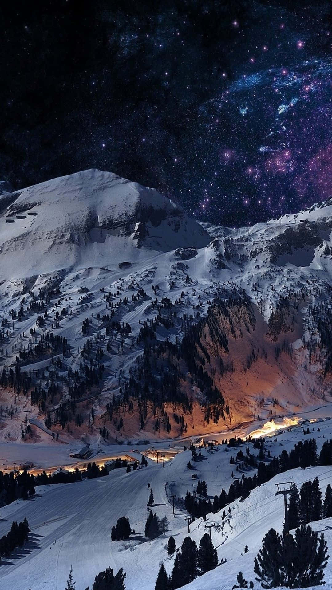 Winter Phone 桌布 壁紙 — 白雪覆蓋的山峰，下方是充滿活力的星空，閃爍的滑雪度假村燈光。