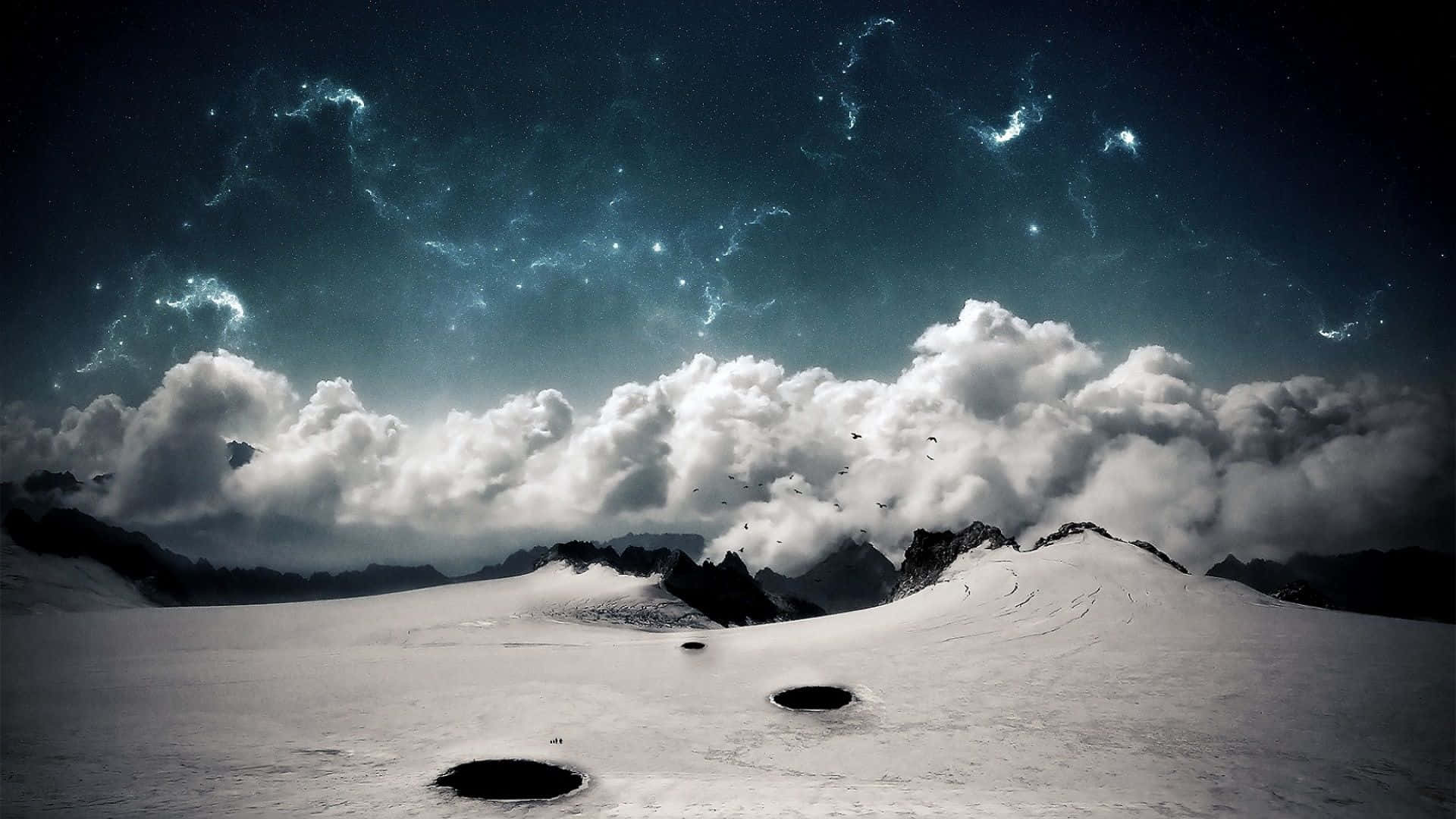 雲朵 桌布 壁紙 — 白雪覆蓋的山峰，在戲劇性的星空下，有發光的星雲和旋轉的雲層。