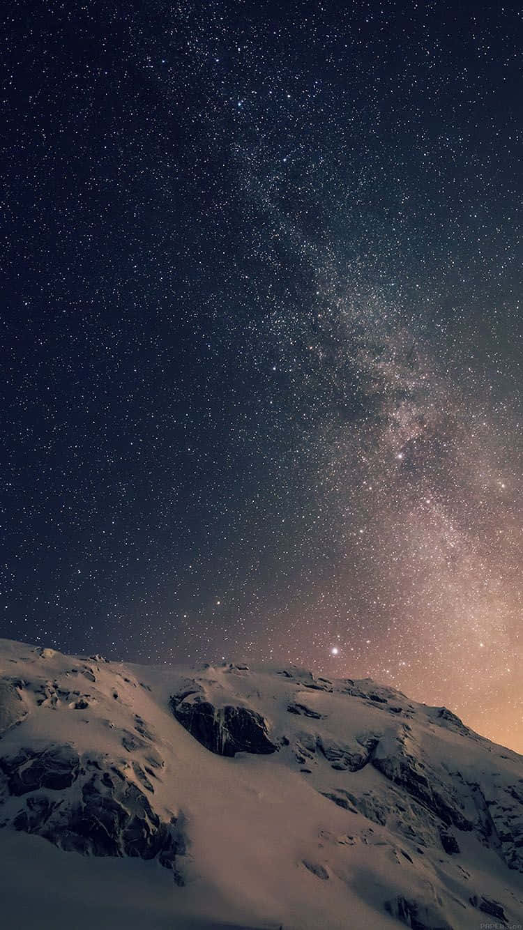 Stars 桌布 壁紙 — 白雪覆蓋的山峰，在繁星點點的夜空下，銀河在上方閃耀。