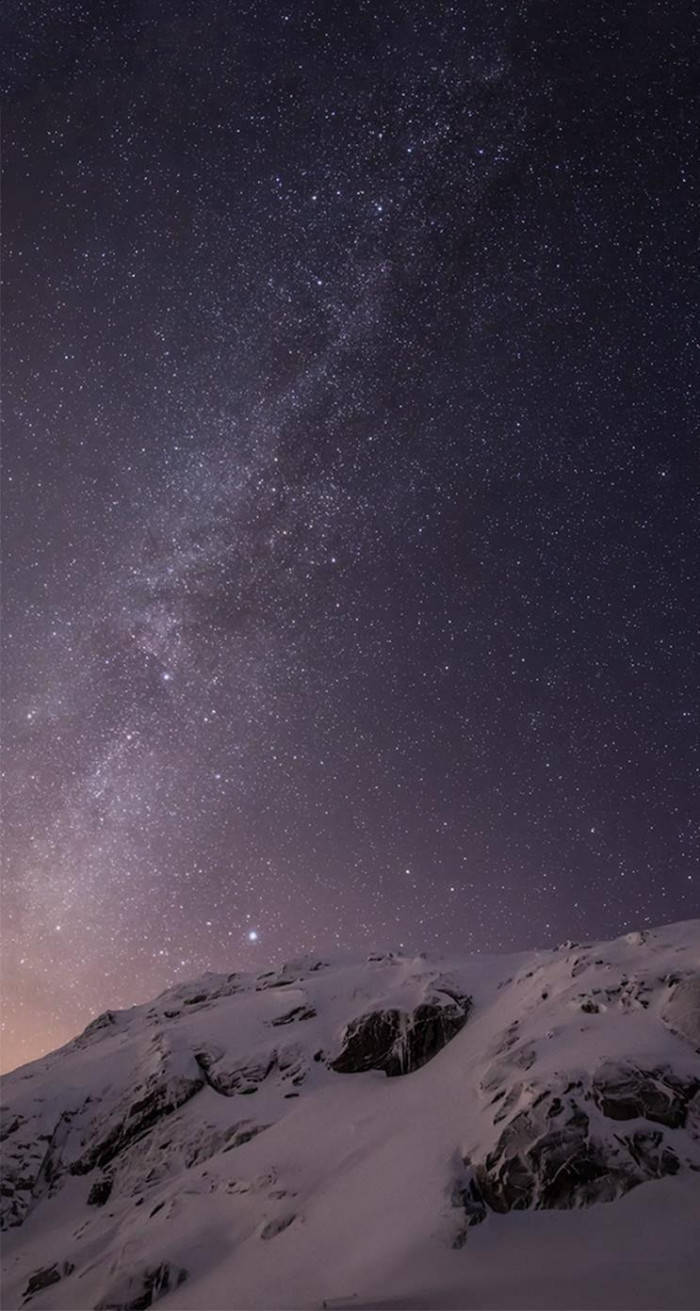 Stars 桌布 壁紙 — 白雪覆蓋的山峰仰望壯麗星空，銀河在頭頂閃耀。