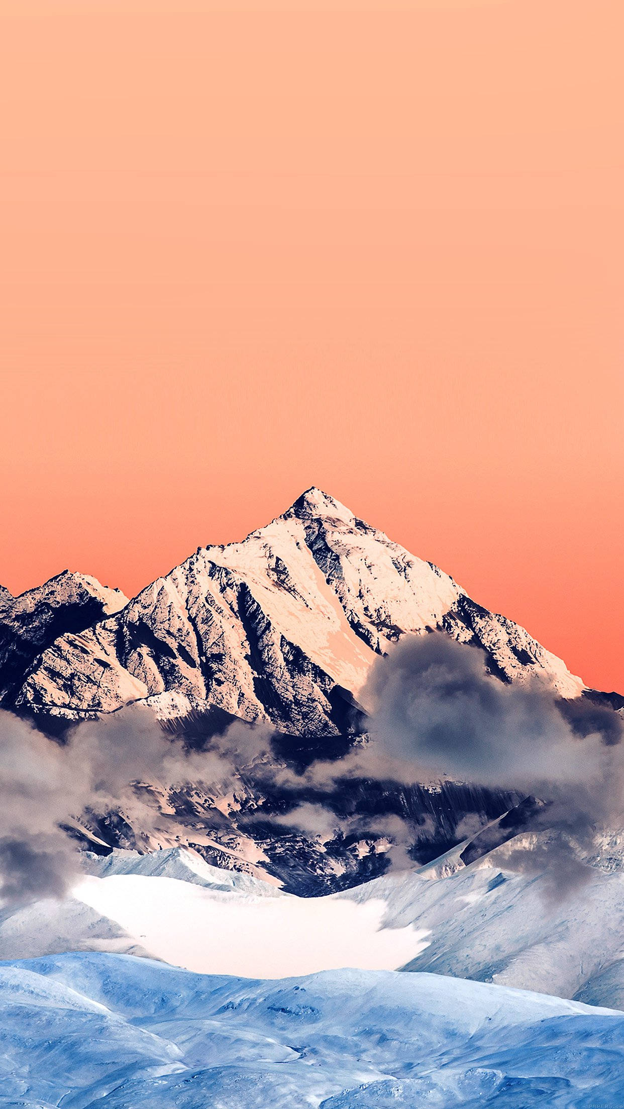 Smartphone 桌布 壁紙 — 白雪覆蓋的山峰刺破柔和的桃色天空，雲朵在其鋸齒狀山脊下飄動。