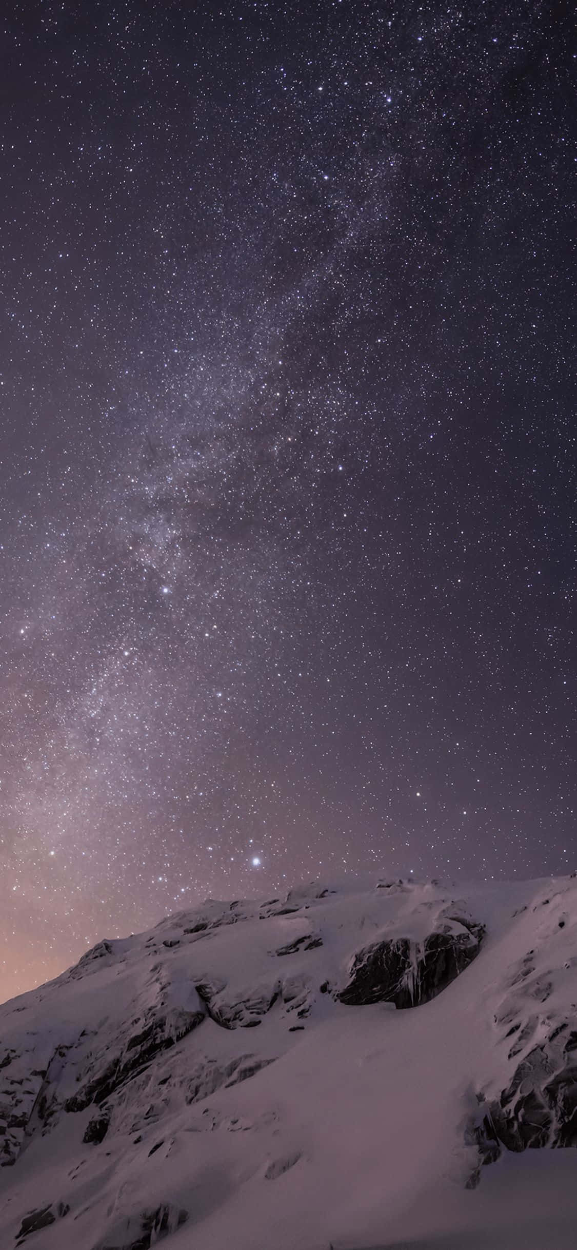 夜空 桌布 壁紙 — 白雪覆蓋的山峰在令人嘆為觀止的星空下升起，銀河在頭頂閃耀。