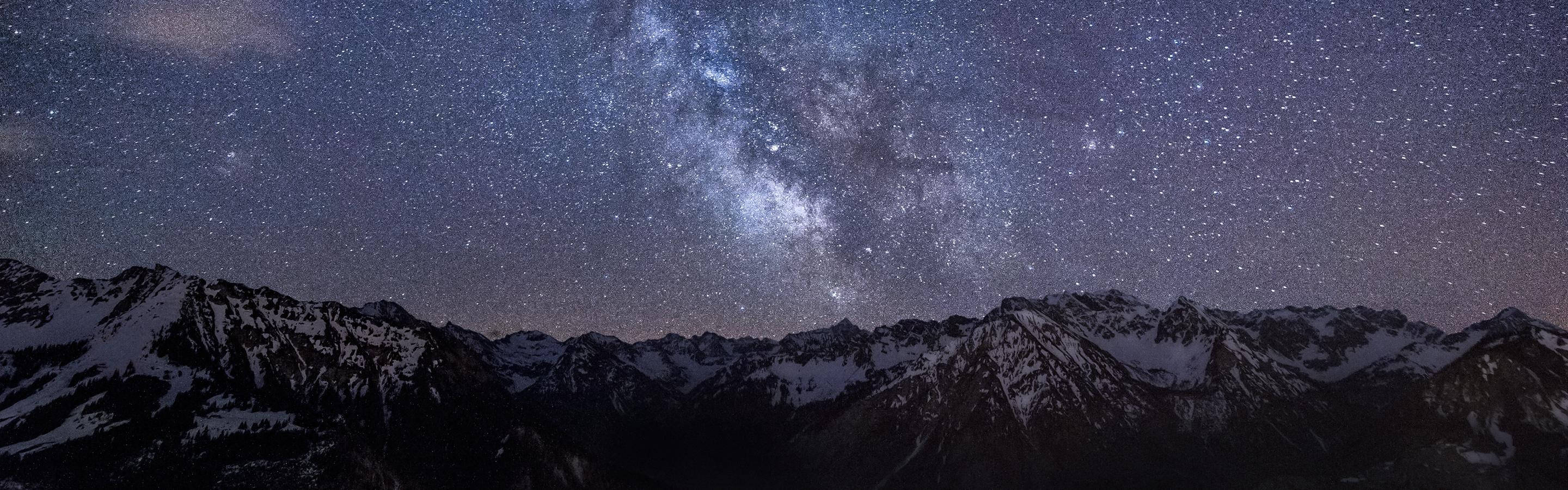 星空下白雪覆蓋的山脈，銀河清晰可見 — 4K雙螢幕壁紙 壁紙