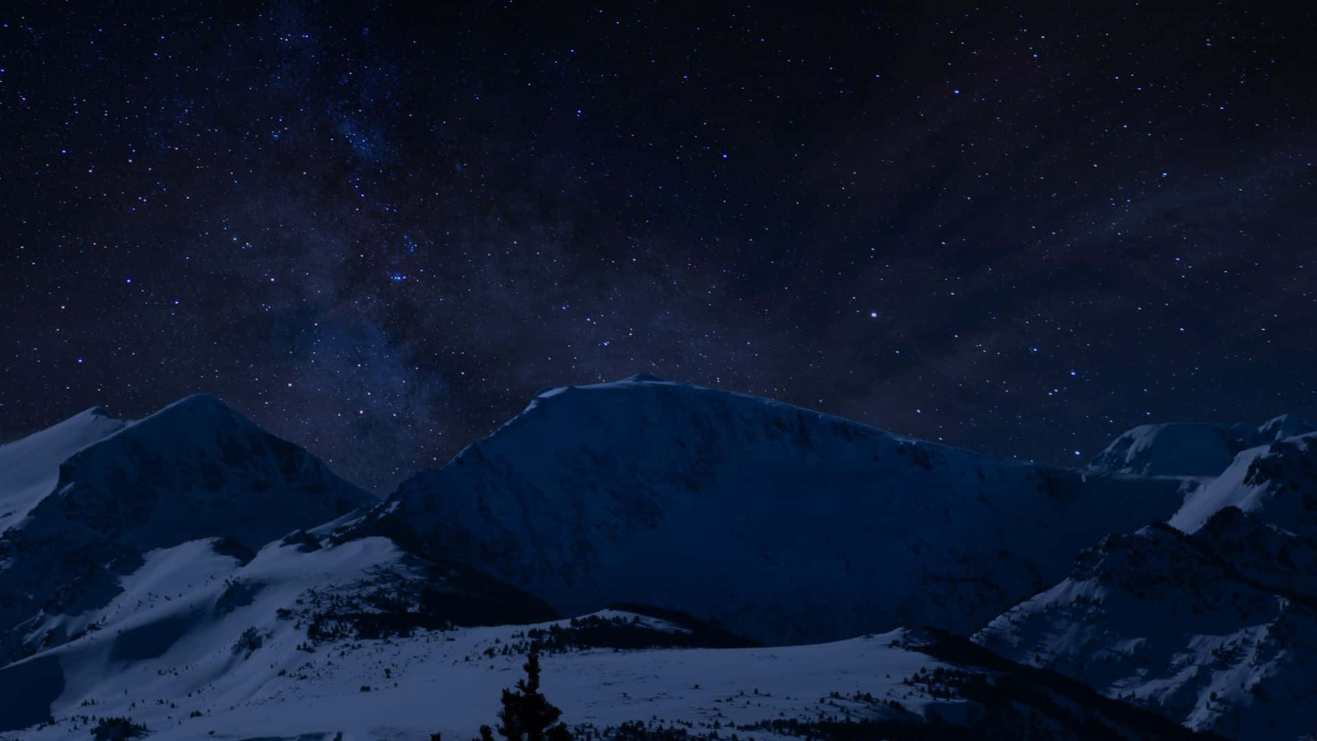 Mountain Landscape 桌布 壁紙 — 白雪覆蓋的山峰在令人驚嘆的星空下聳立，星空充滿了銀河系發光的塵埃。