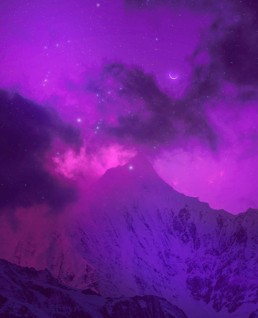 Cosmic 桌布 壁紙 — 白雪覆蓋的山峰在充滿新月和漩渦宇宙雲的鮮豔紫色星空下升起。