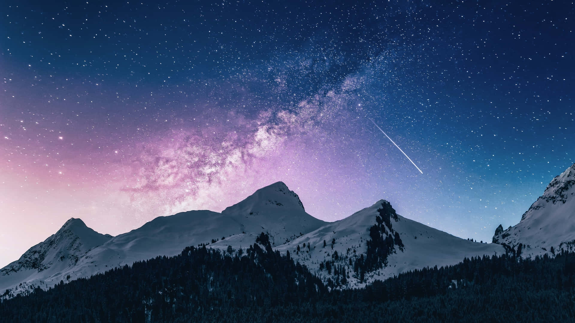 星星動圖 桌布 壁紙 — 白雪覆蓋的山峰在充滿星星和發光銀河系的鮮豔紫色和藍色夜空下升起。
