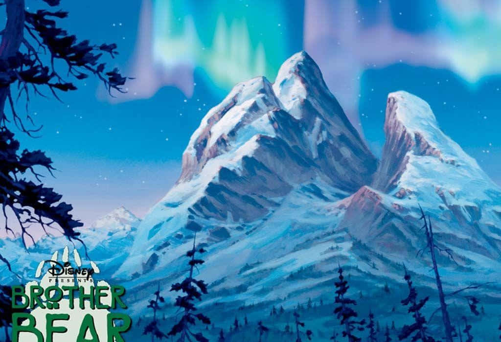 熊的傳說 桌布 壁紙 — 白雪覆蓋的山峰在充滿活力的北極光下聳立，北極光在由深色松樹框住的星空夜空中閃耀。