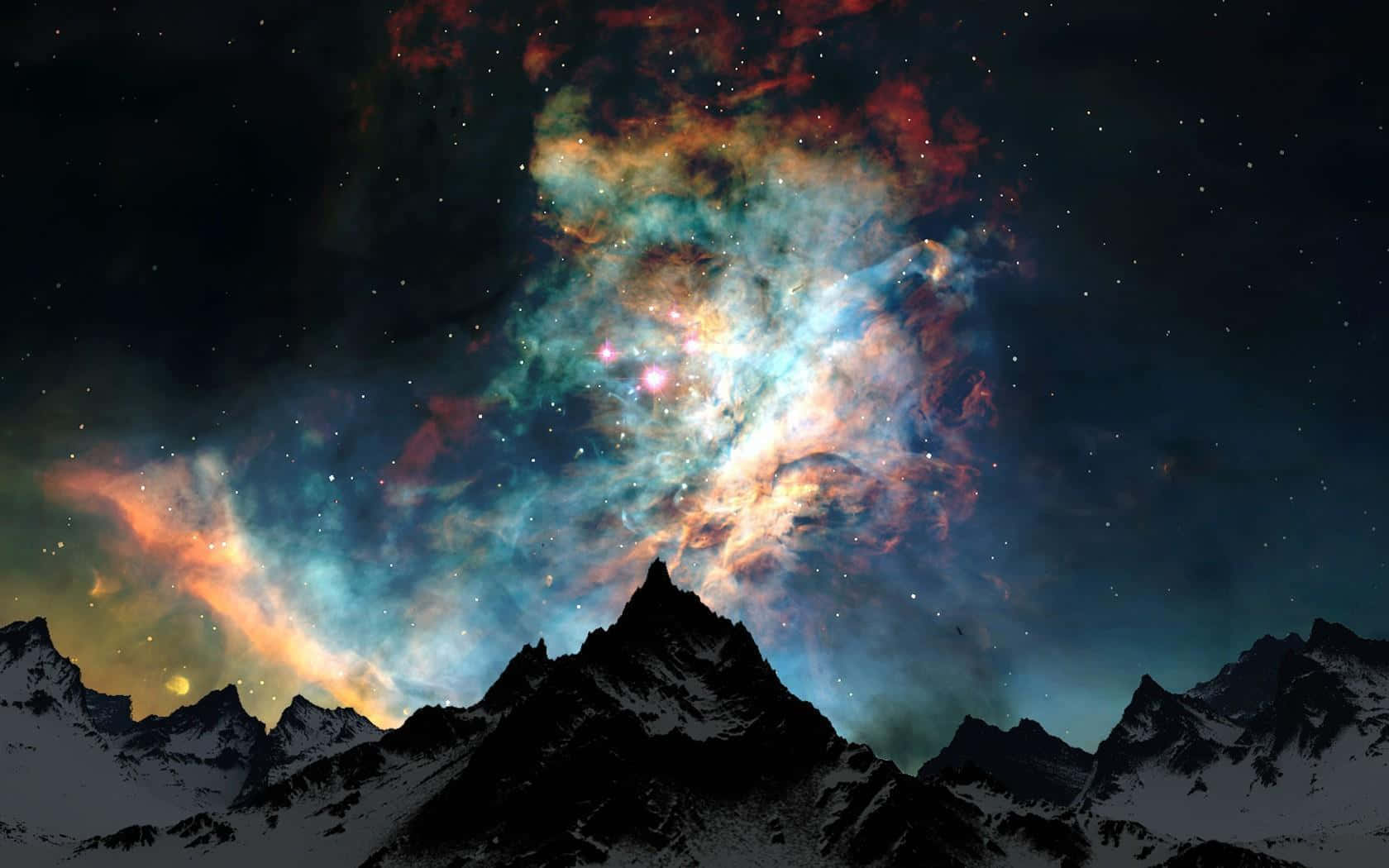 銀河 桌布 壁紙 — 白雪覆蓋的山峰在充滿活力的宇宙星雲下聳立，星雲散發出紅色、橙色和藍綠色光芒，映襯著繁星點點的夜空。