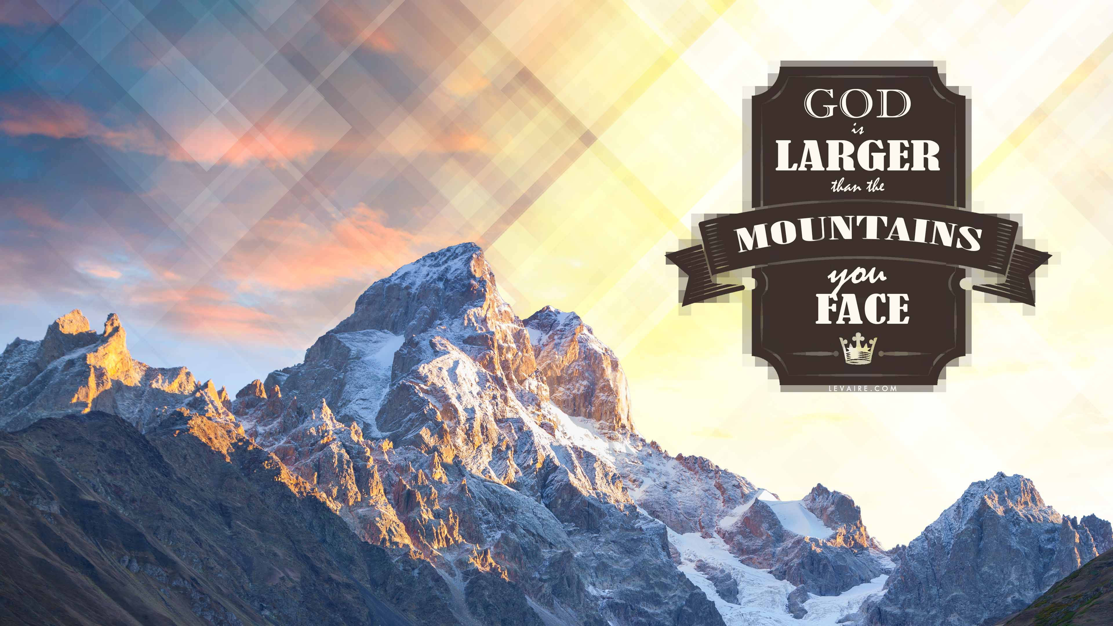 God Quotes 桌布 壁紙 — 白雪覆蓋的山峰在充滿活力的日落天空下閃耀，並帶有勵志名言疊加。