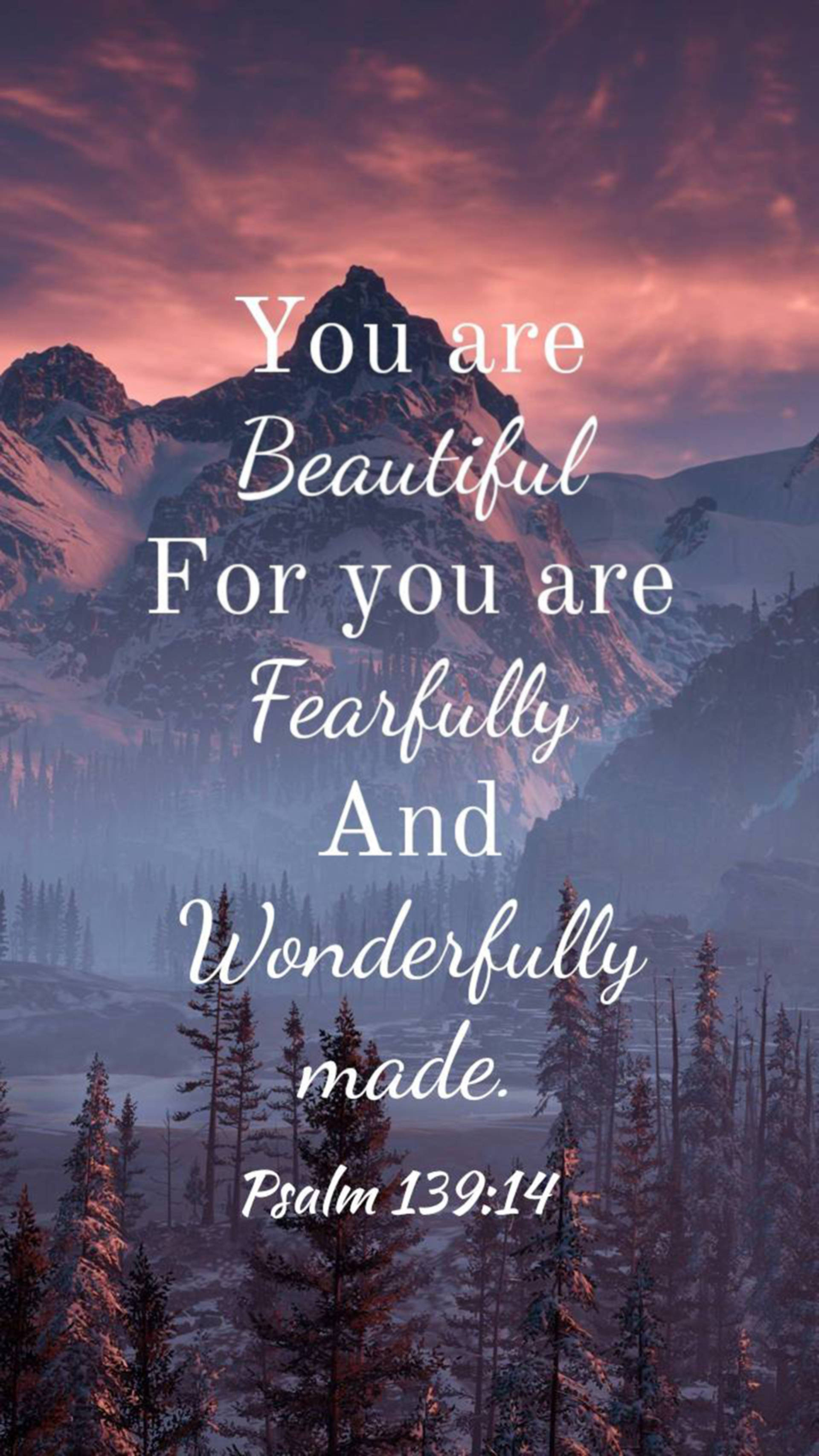 You Are Beautiful 桌布 壁紙 — 白雪覆蓋的山峰在充滿活力的粉紅色和紫色日落天空下升起，前景有常青樹，並覆蓋著鼓舞人心的文字。