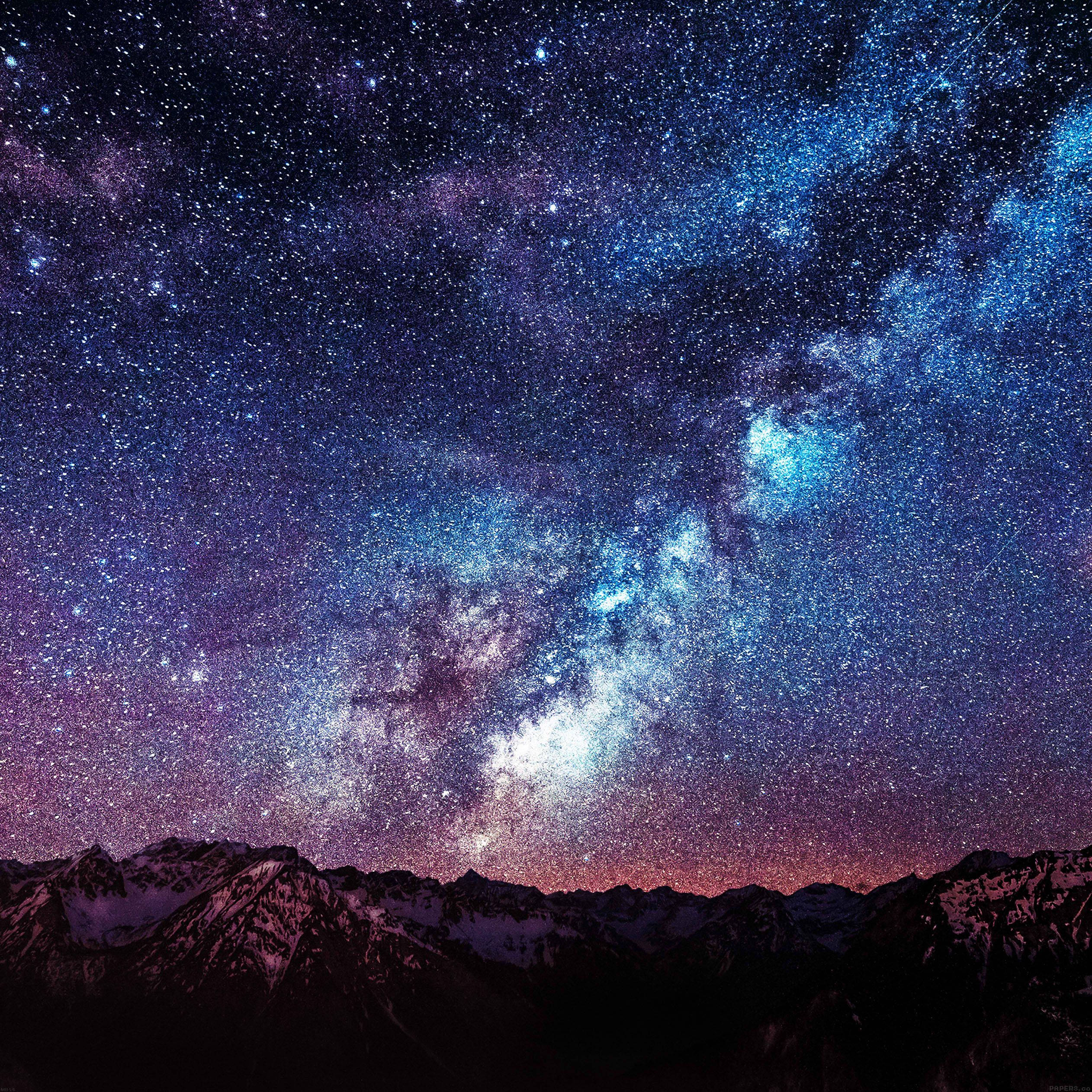 太空 桌布 壁紙 — 白雪覆蓋的山峰在充滿活力的紫色和藍色星空下聳立，銀河系明亮地閃耀。