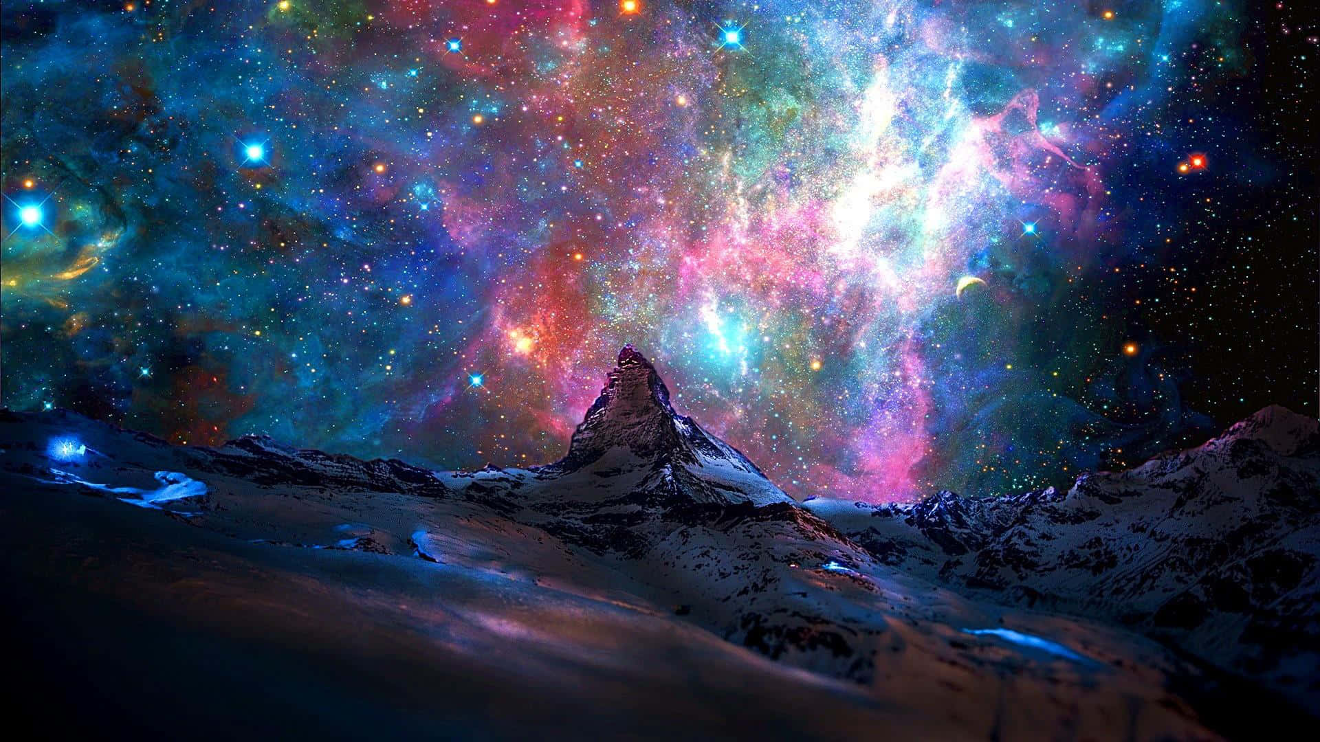 Galaxy Themed Paintings 桌布 壁紙 — 白雪覆蓋的山峰在充滿閃爍星星和旋轉星系的生動宇宙星雲下升起。