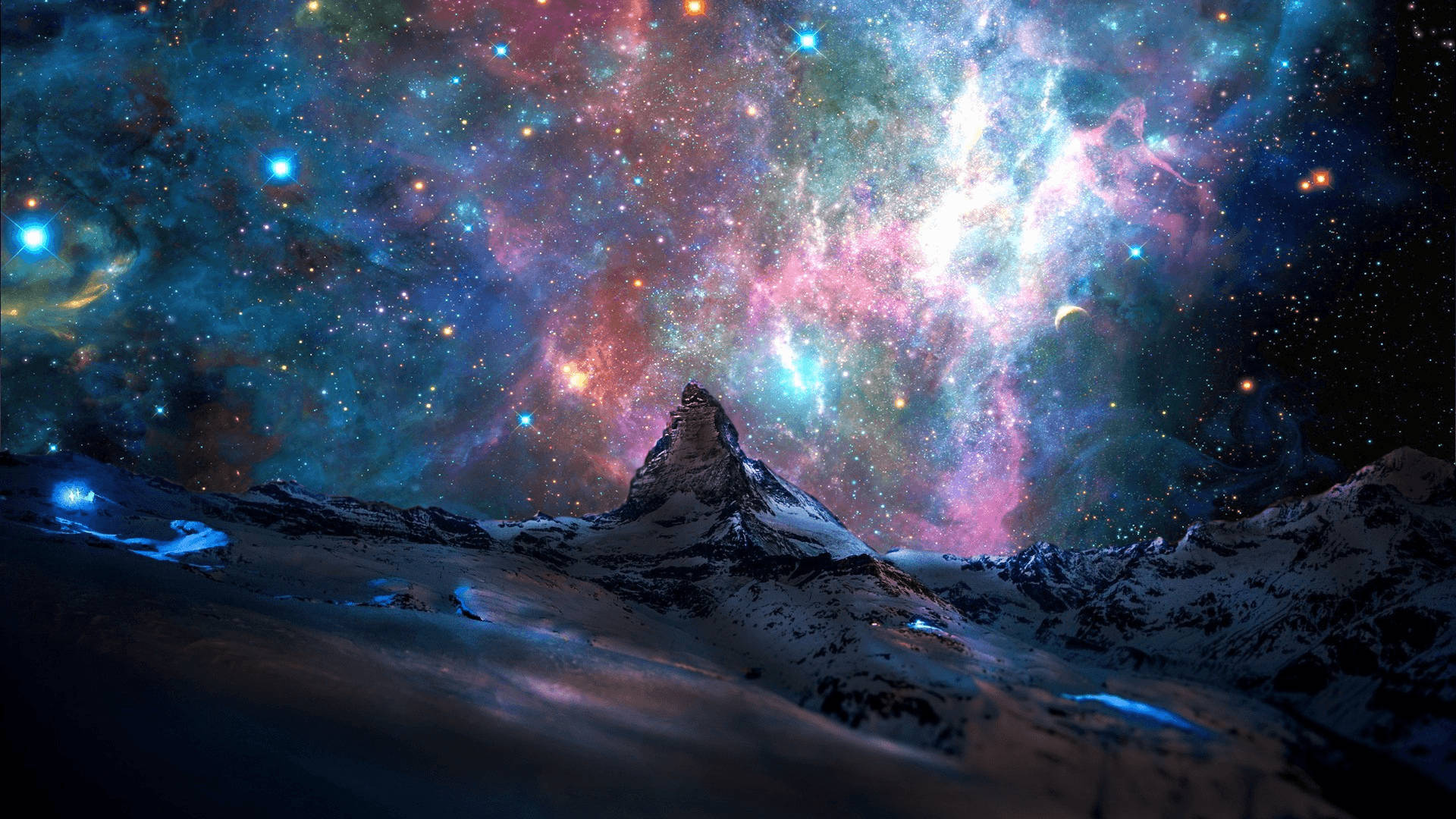 太空 桌布 壁紙 — 白雪覆蓋的山峰在充滿閃爍星星和旋轉粉紅、藍色和藍綠色雲彩的鮮豔宇宙星雲下聳立。