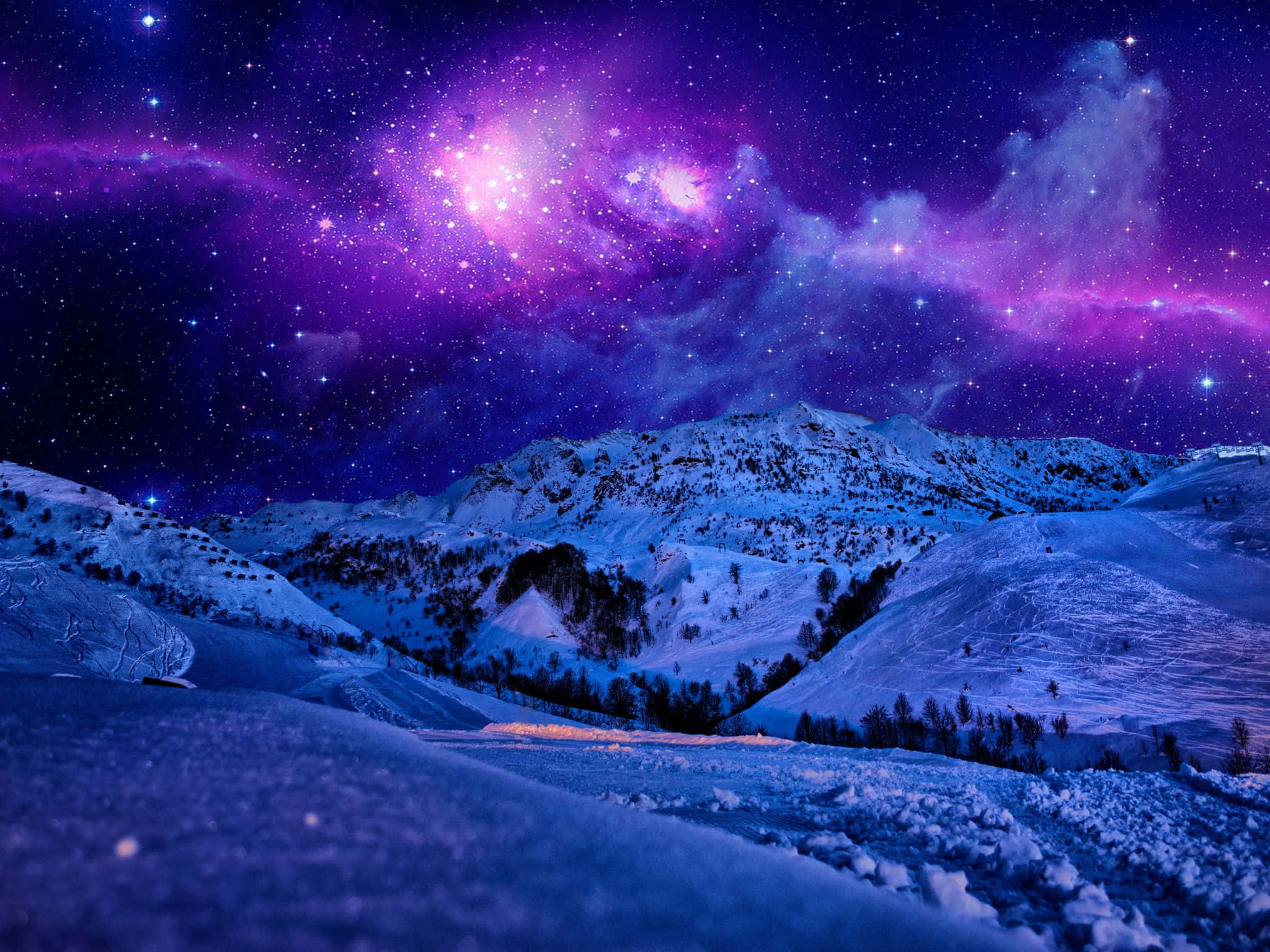 2048x1536 桌布 壁紙 — 白雪覆蓋的山峰在充滿閃爍星星的鮮豔紫色星雲下發光。