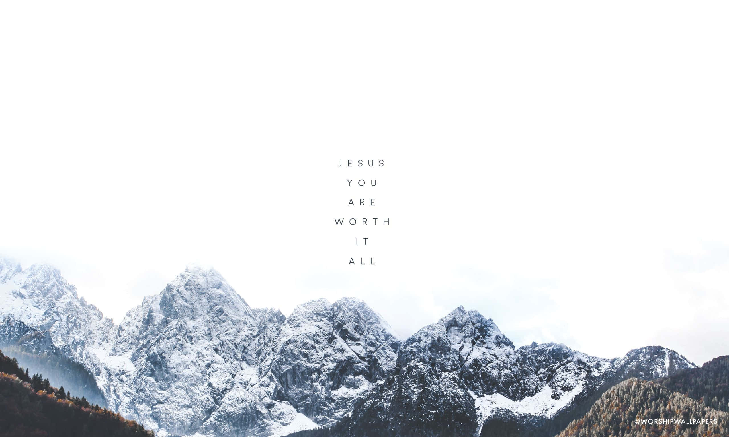 Christian Macbook 桌布 壁紙 — 白雪覆蓋的山峰在明亮的天空下聳立，上方中央有文字 Jesus You Are Worth It All。