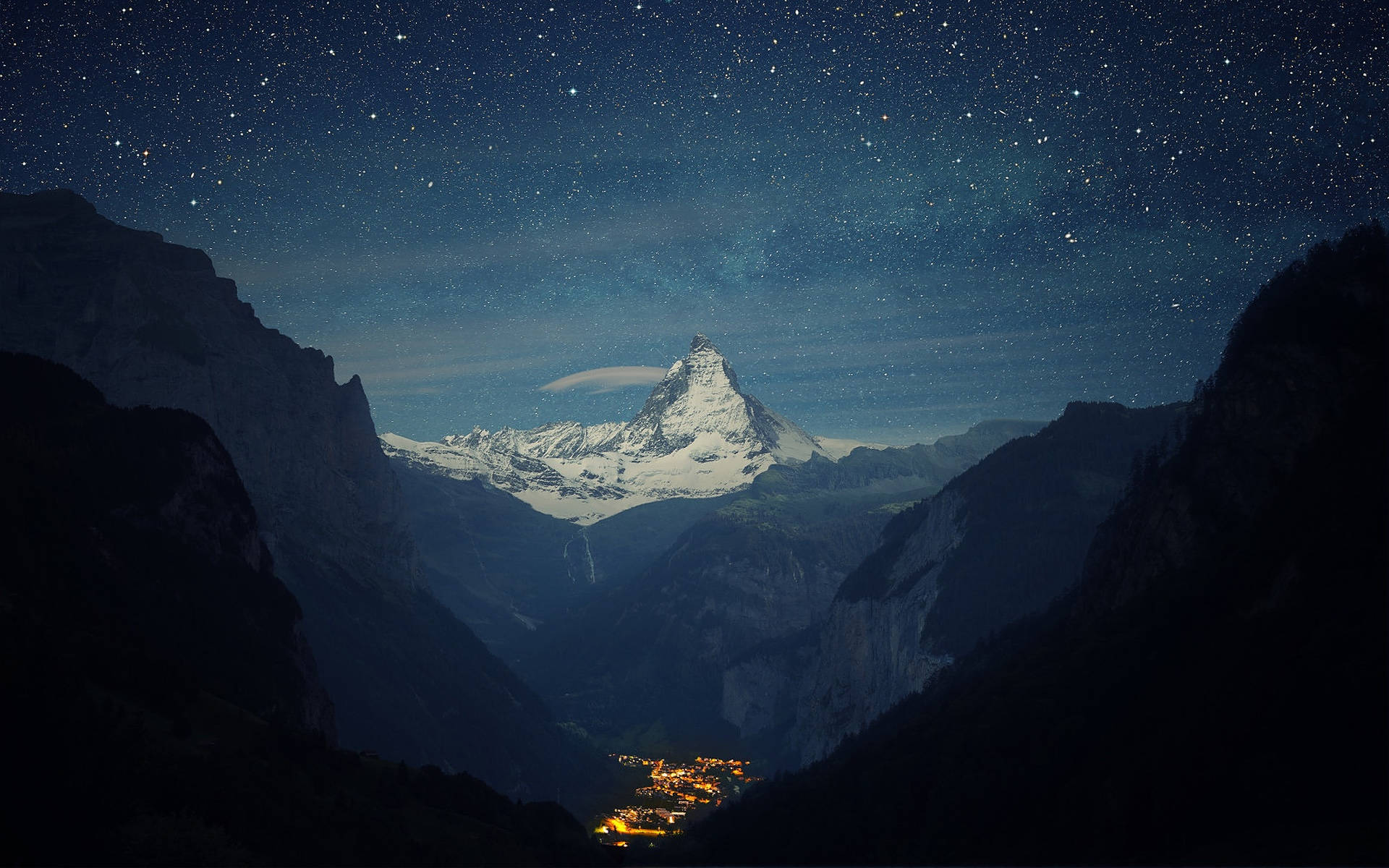Alps 桌布 壁紙 — 白雪覆蓋的山峰在星空下聳立，山谷中的小村莊閃爍著光芒。