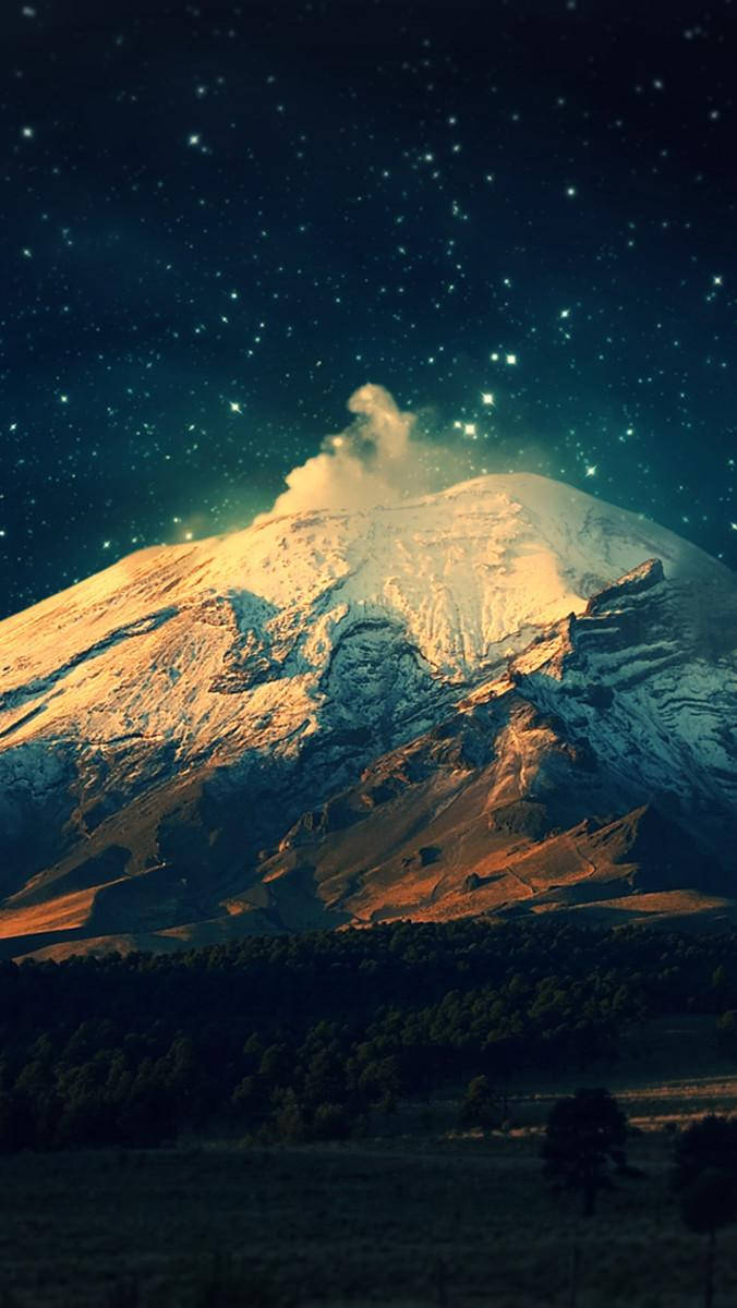 iPhone Se 桌布 壁紙 — 白雪覆蓋的山峰在星空下閃耀，縷縷薄雲在山頂飄過。