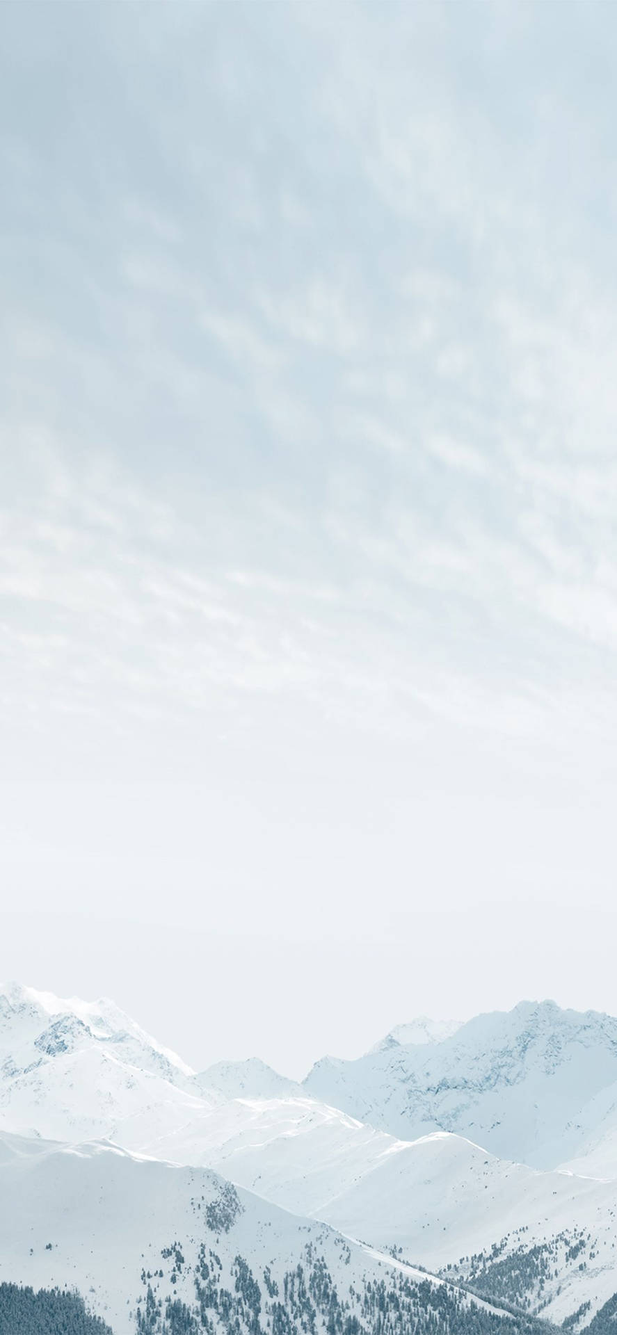 淡藍天空下白雪覆蓋的山脈，伴有縷縷薄雲 — 純色動圖 壁紙