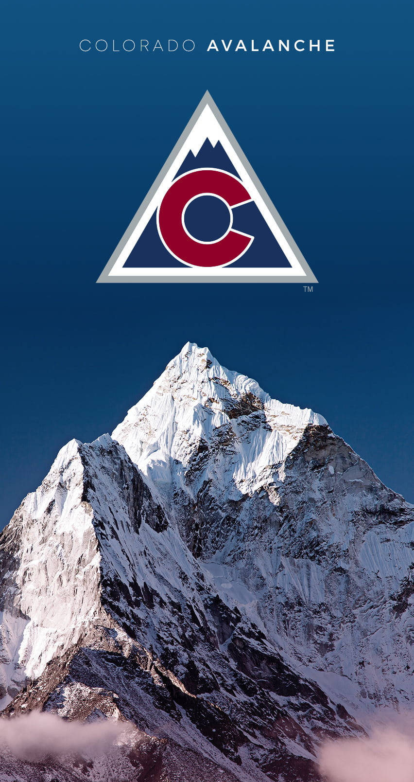 Avalanche 桌布 壁紙 — 白雪覆蓋的山峰在深藍色天空下聳立，科羅拉多雪崩隊標誌居中在上方。