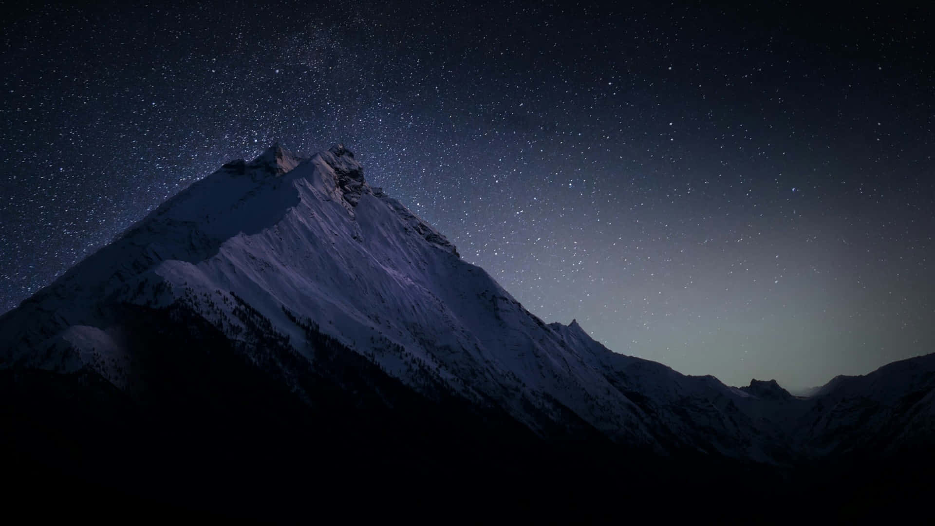 山景 桌布 壁紙 — 白雪覆蓋的山峰在繁星點點的夜空下聳立，銀河系清晰可見。