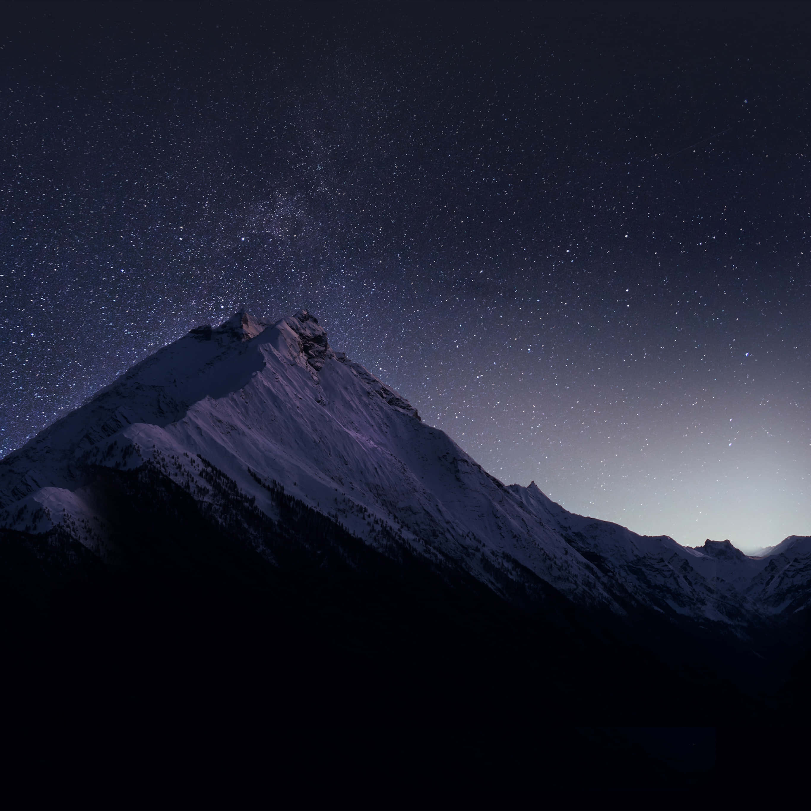山景 桌布 壁紙 — 白雪覆蓋的山峰在繁星點點的夜空下升起，銀河在上方閃耀。