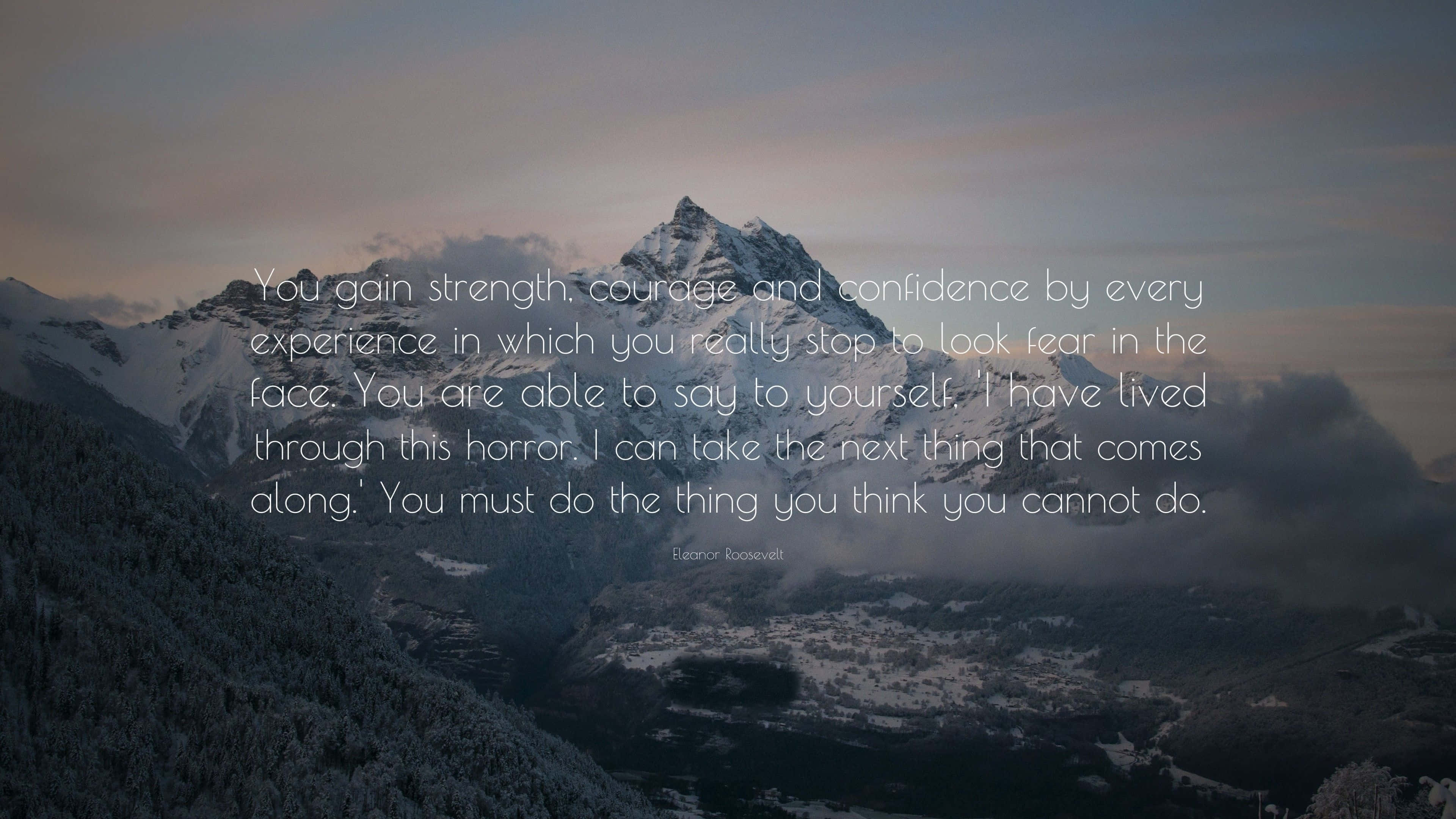 confidence 桌布 壁紙 — 白雪覆蓋的山峰在黎明時分聳立於森林覆蓋的山谷之上，並疊加了一句勵志名言。