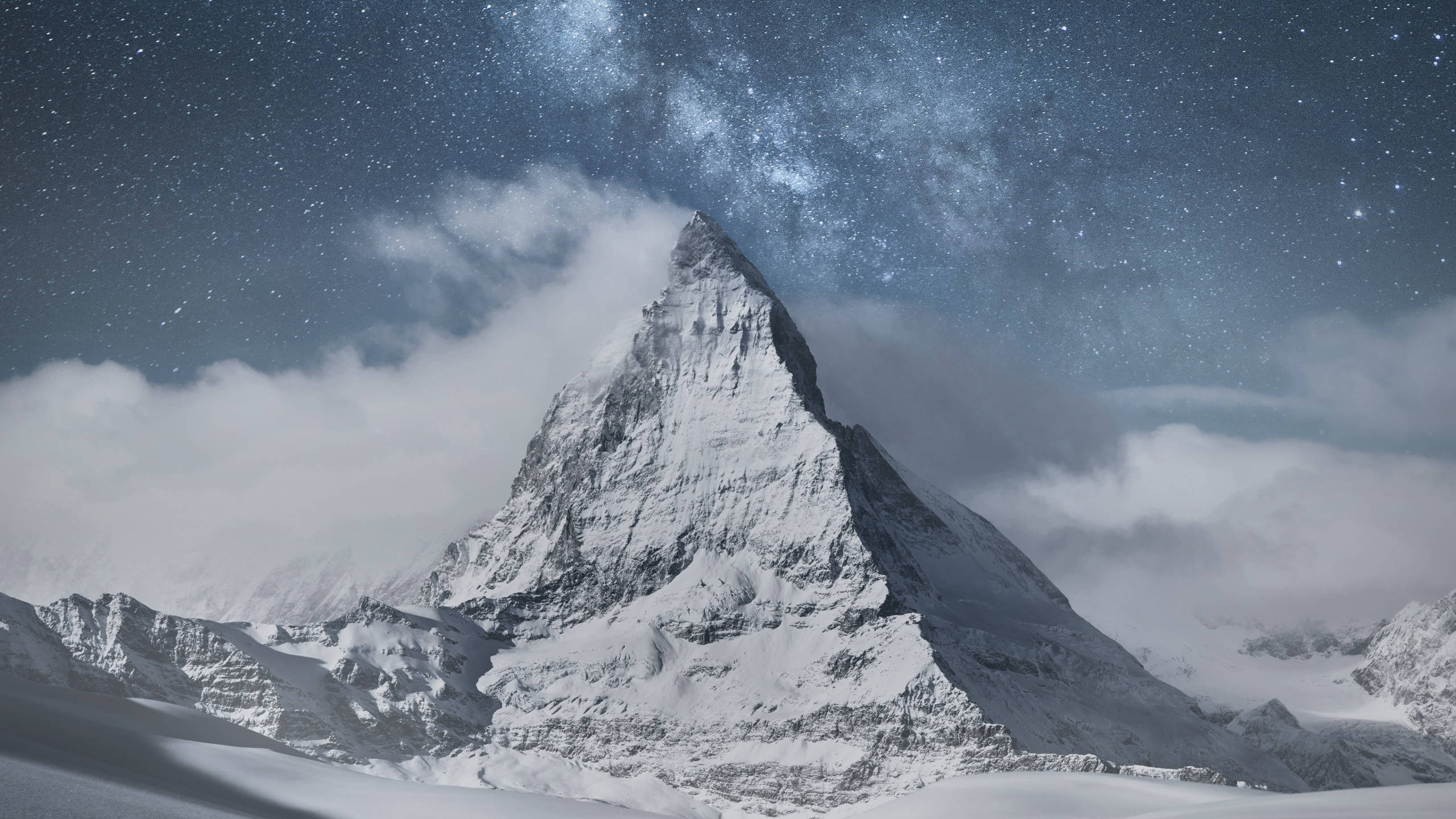 2560x1440 nature 桌布 壁紙 — 白雪覆蓋的山峰穿破雲層，在繁星點點的夜空下，銀河拱起在上方。