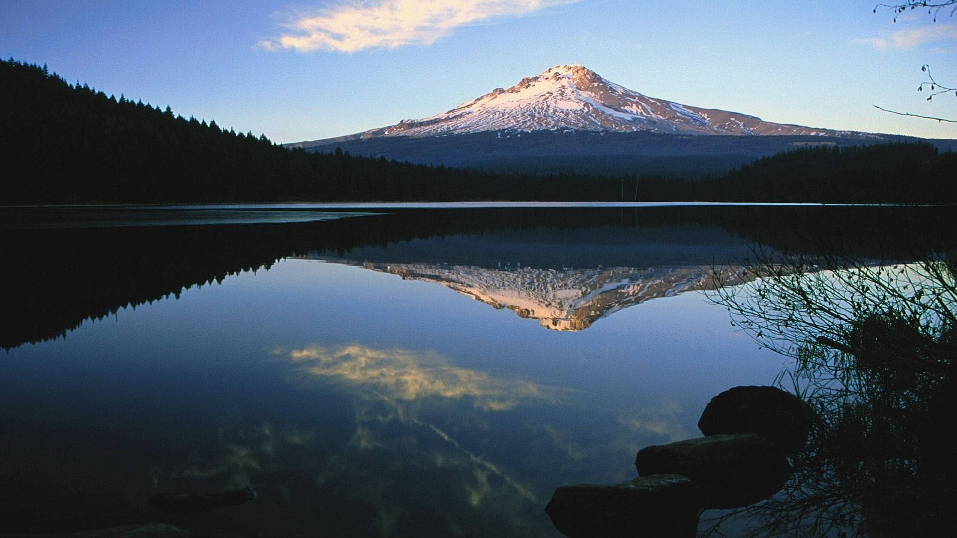 Beautiful Nature 桌布 壁紙 — 白雪覆蓋的山峰聳立在平靜的湖面上，在清澈的藍天下映照出其雄偉的輪廓。