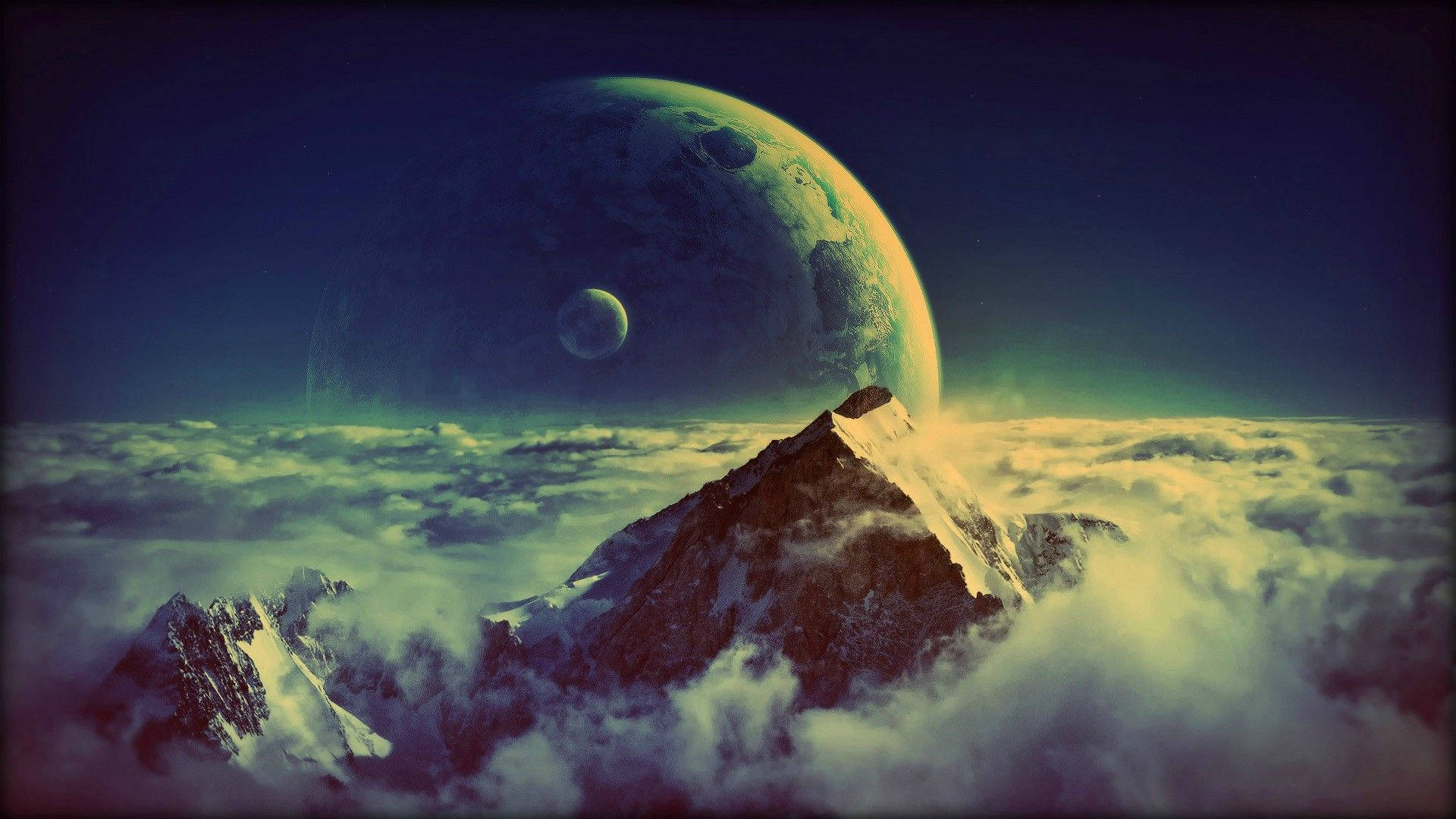 Amazing 桌布 壁紙 — 白雪覆蓋的山峰聳立在旋轉的雲層之上，一顆巨大的綠色行星和它的衛星在暮色天空中發光。