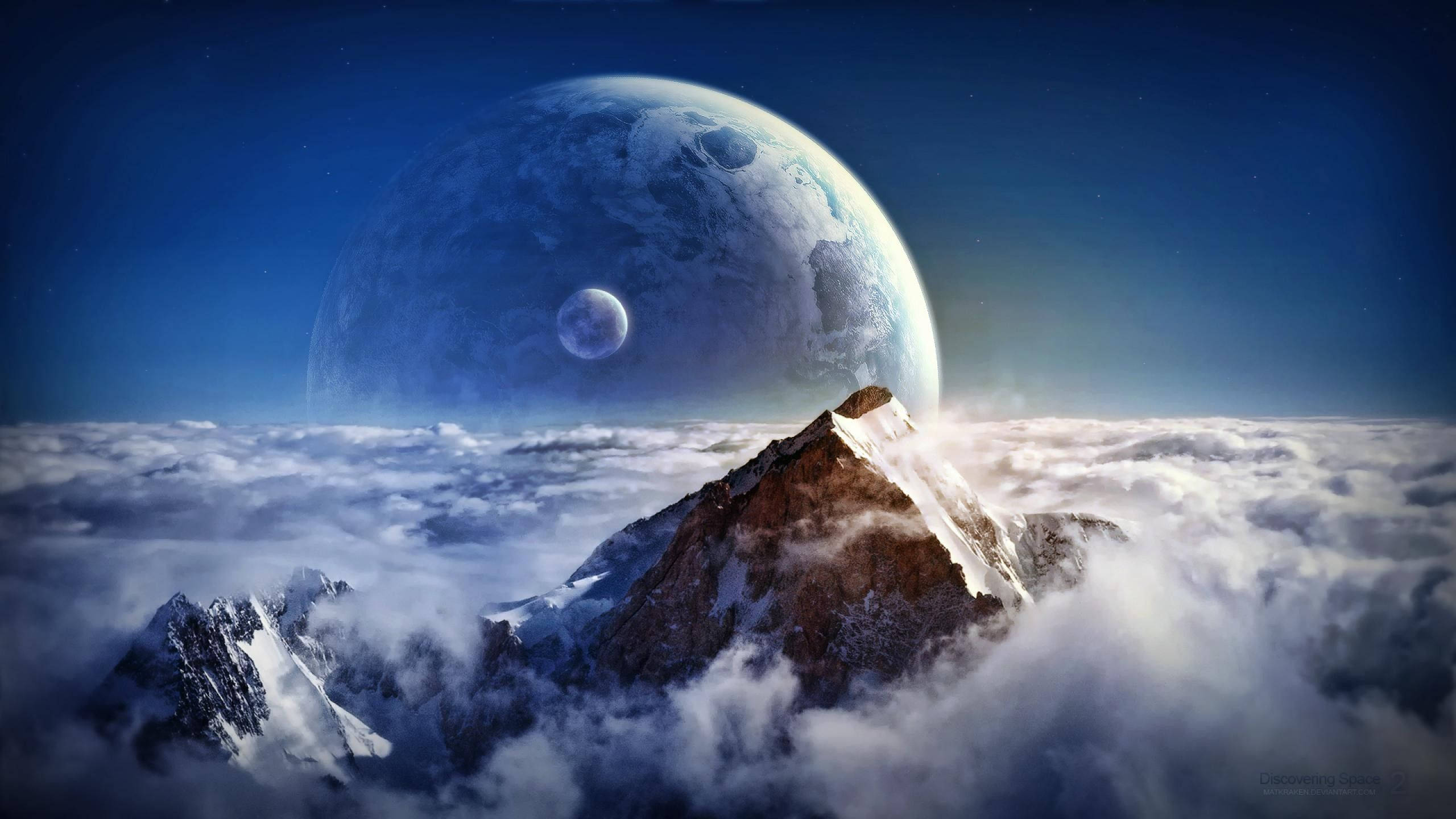 Sci 桌布 壁紙 — 白雪覆蓋的山峰聳立於雲層之上，一顆巨大的藍色行星及其衛星在繁星點點的夜空中閃耀。