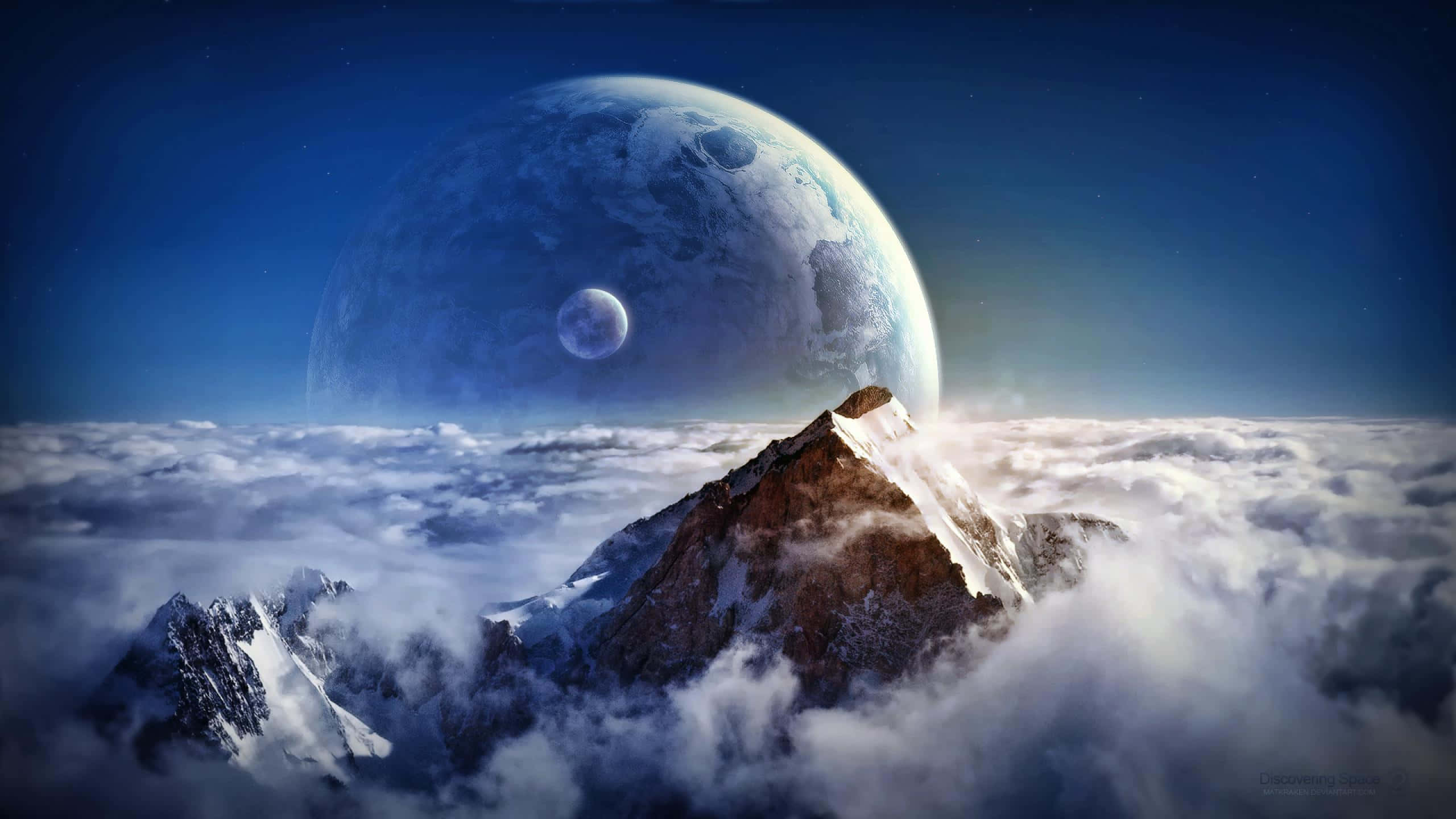 1440p 桌布 壁紙 — 白雪覆蓋的山峰聳立於雲層之上，星空中有巨大的藍色行星和月亮。