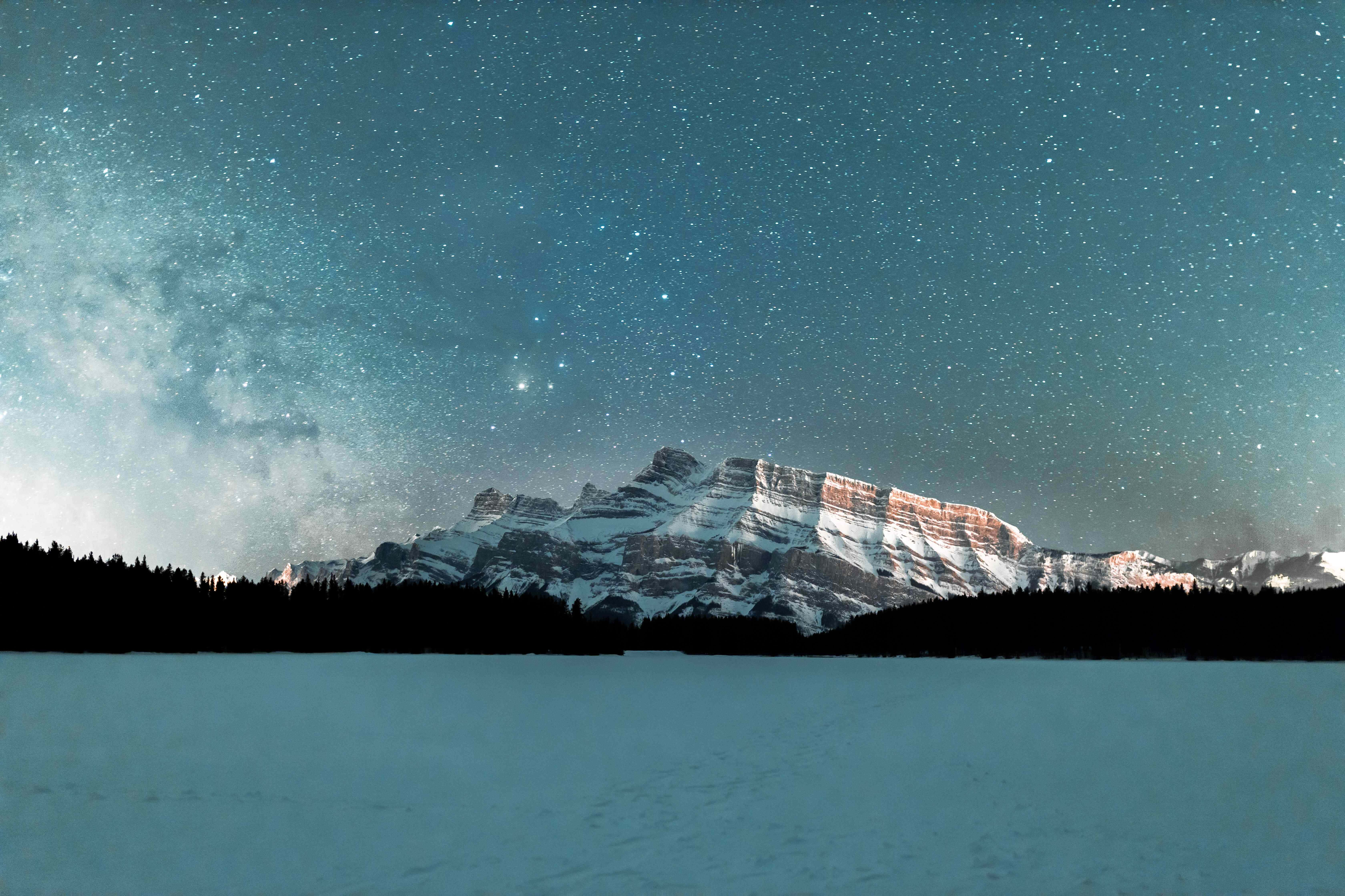 Free 桌布 壁紙 — 白雪覆蓋的山脈，星空下銀河拱起。