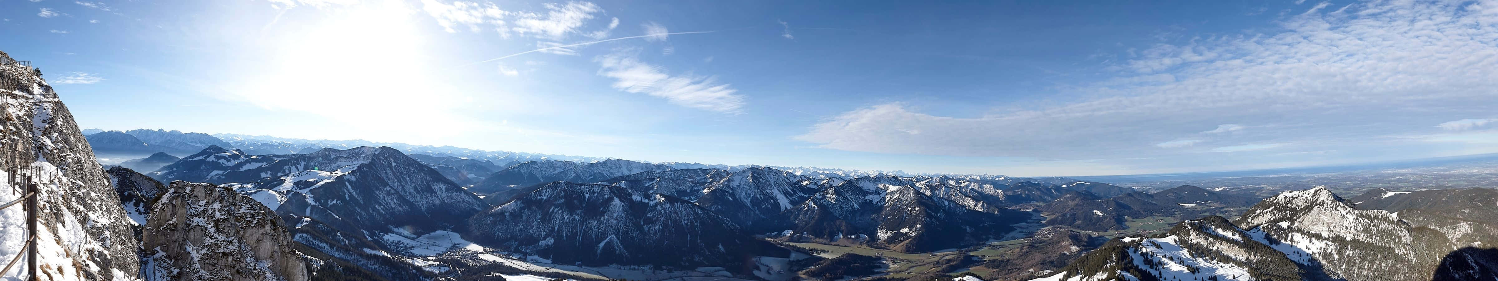 4800x900 桌布 壁紙 — 白雪覆蓋的山脈全景，在明亮藍天和薄雲下。