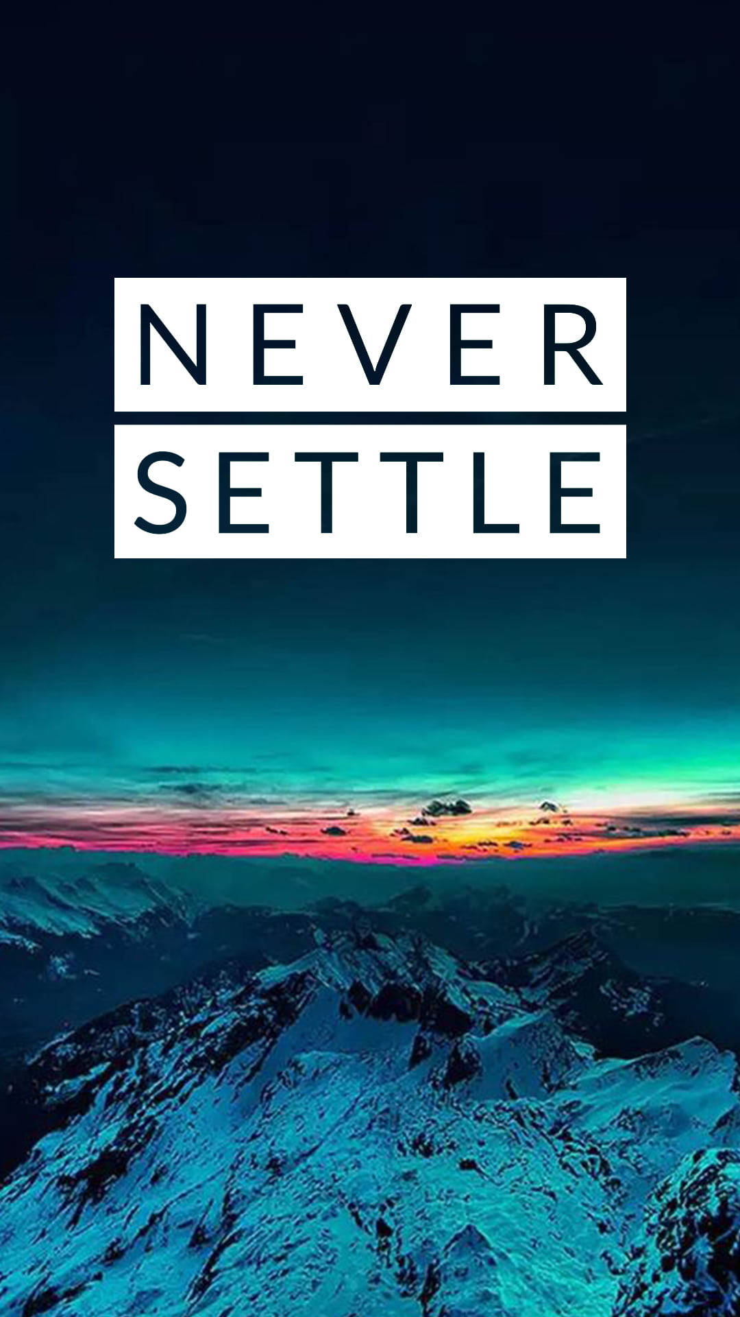 Quote 桌布 壁紙 — 白雪覆蓋的山脈在 vibrant 的日落天空下，疊加粗體文字 never settle。