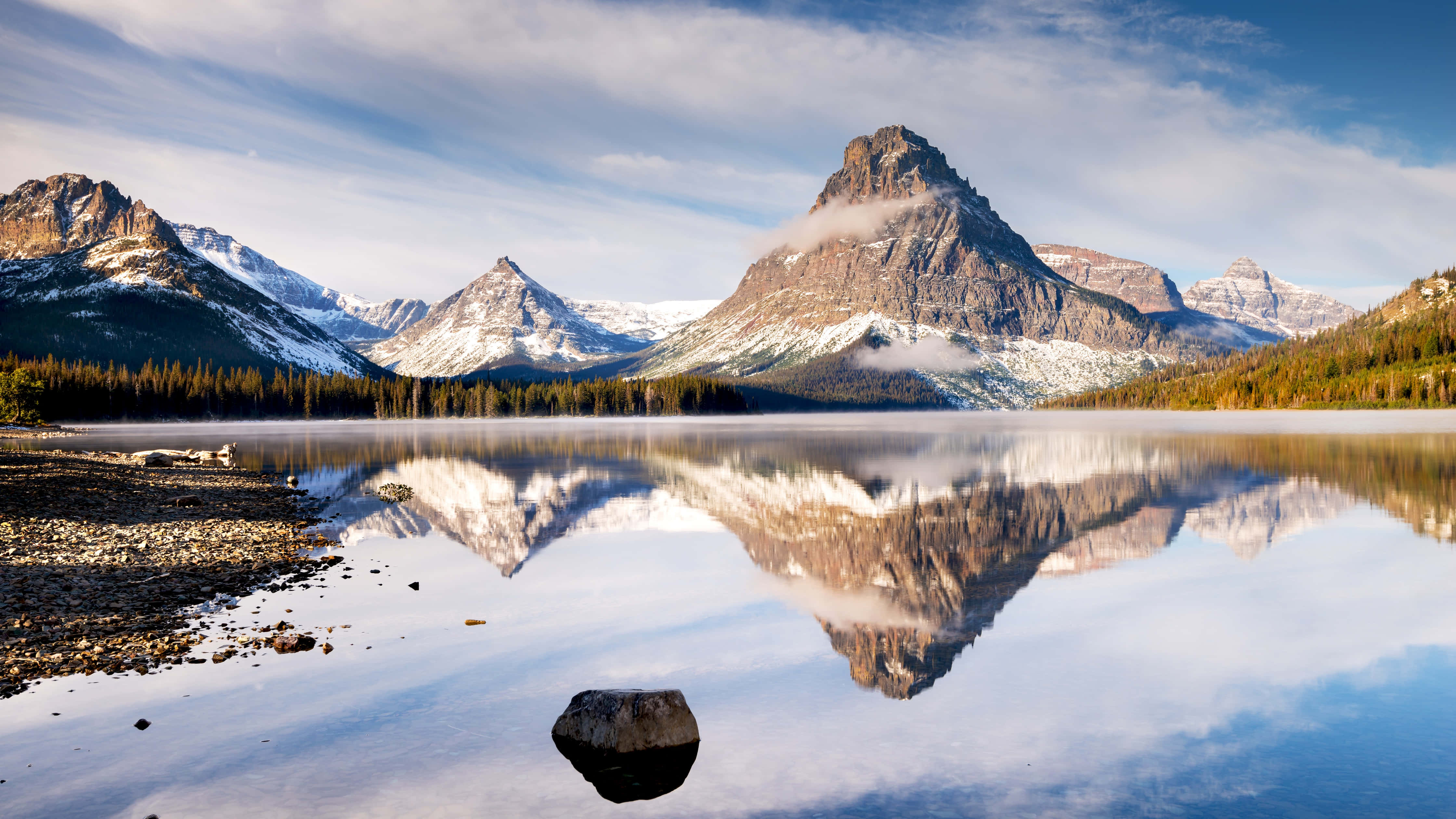 Mountain Landscape 桌布 壁紙 — 白雪覆蓋的山脈在玻璃般的湖泊後方雄偉地聳立，在柔和藍天與縷縷白雲下倒映著山峰。