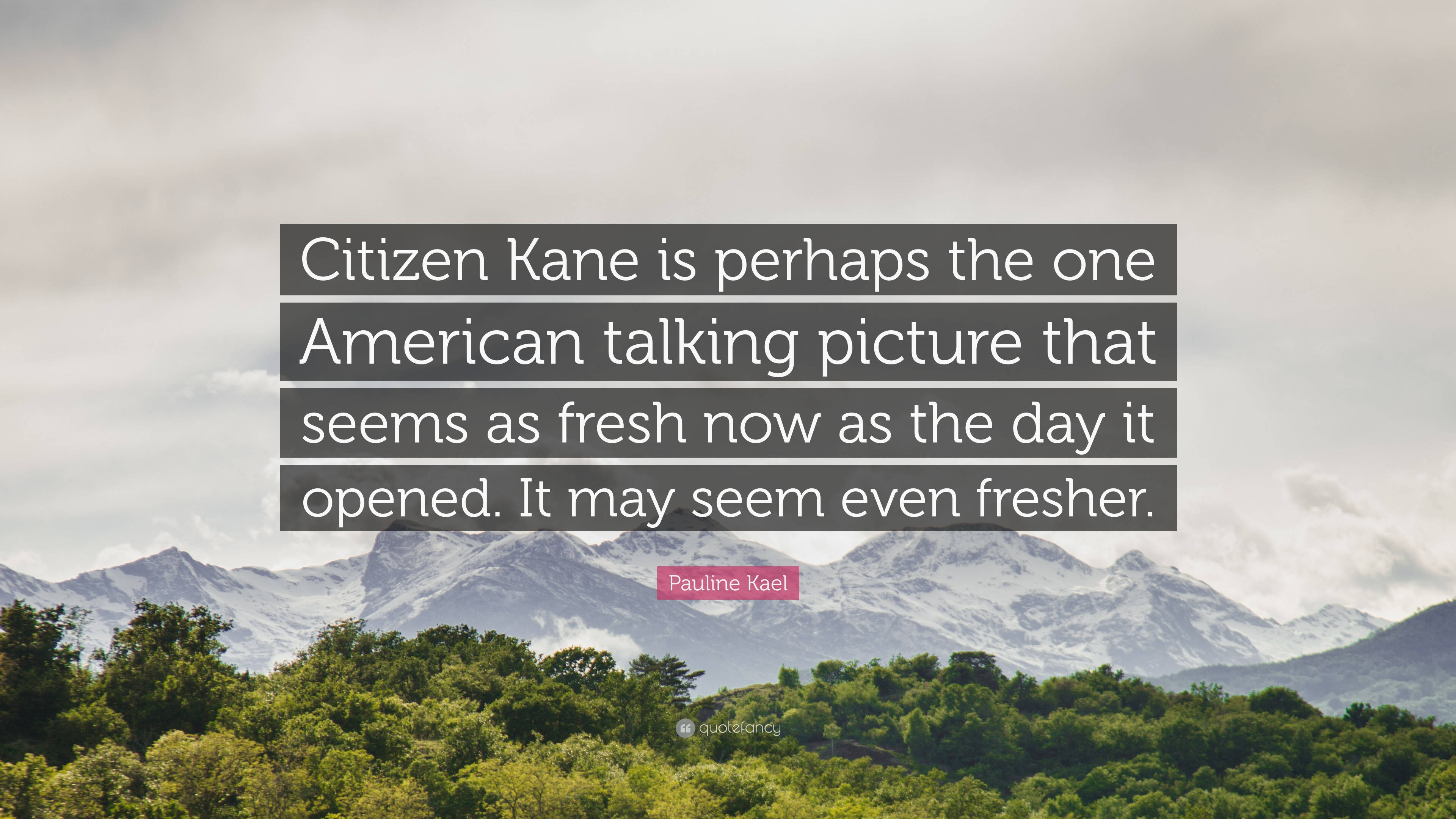 Citizen Kane 桌布 壁紙 — 白雪覆蓋的山脈在陰雲密布的天空下，從茂密的綠色森林後方升起，並帶有引文疊加。