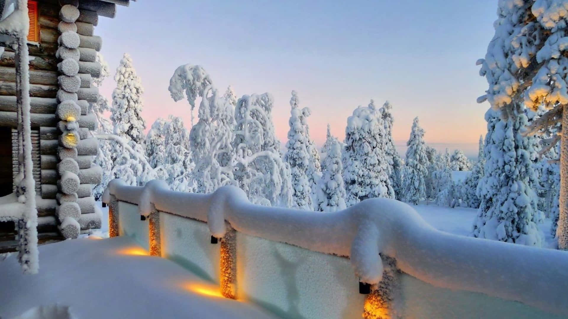雪地小屋門廊，冬季黃昏溫暖燈光。 — 雪 壁紙