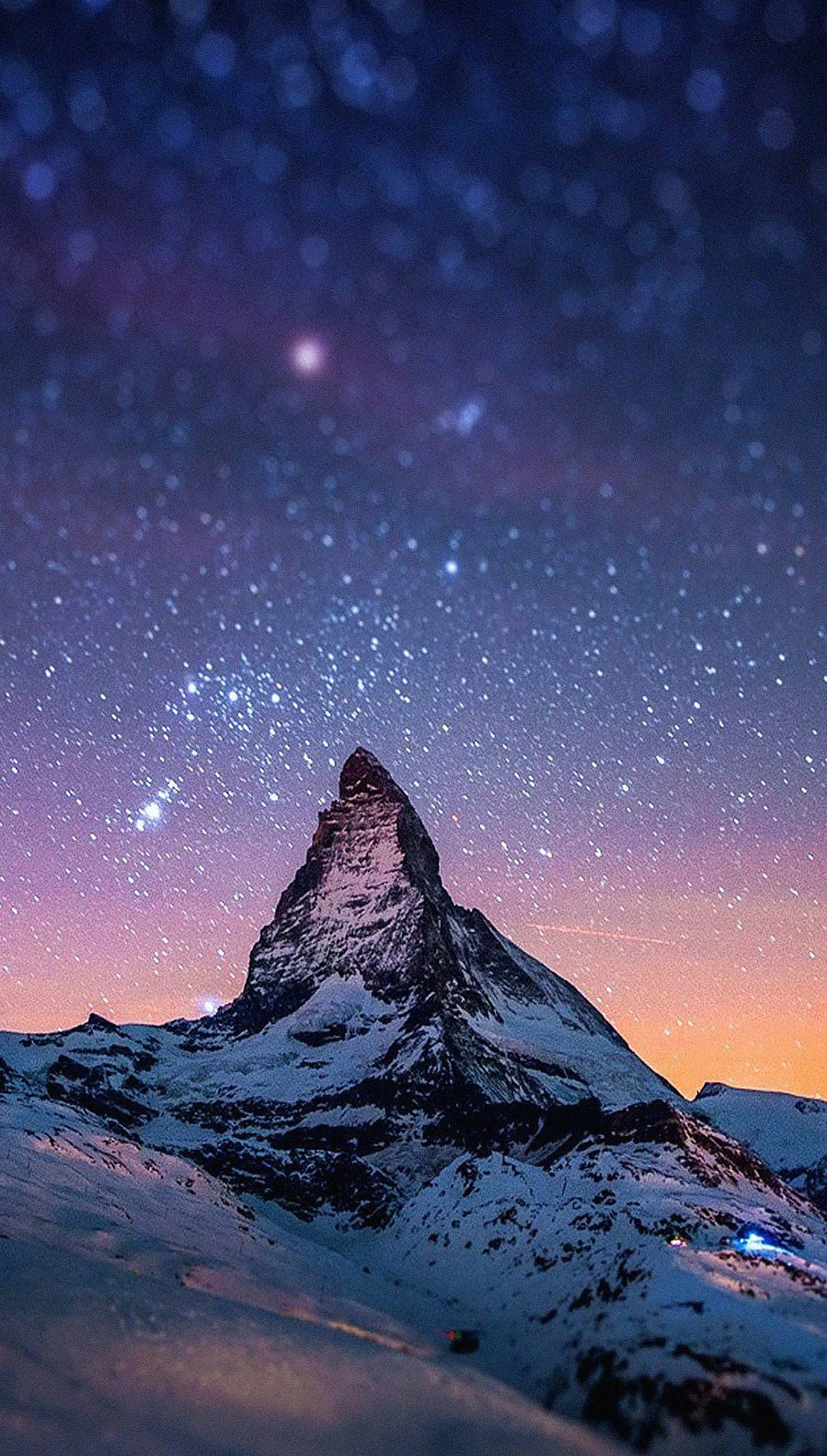 三星平板桌布 桌布 壁紙 — 白雪覆蓋的馬特洪峰在充滿活力的星空暮色天空下升起，帶有紫色和橙色色調。