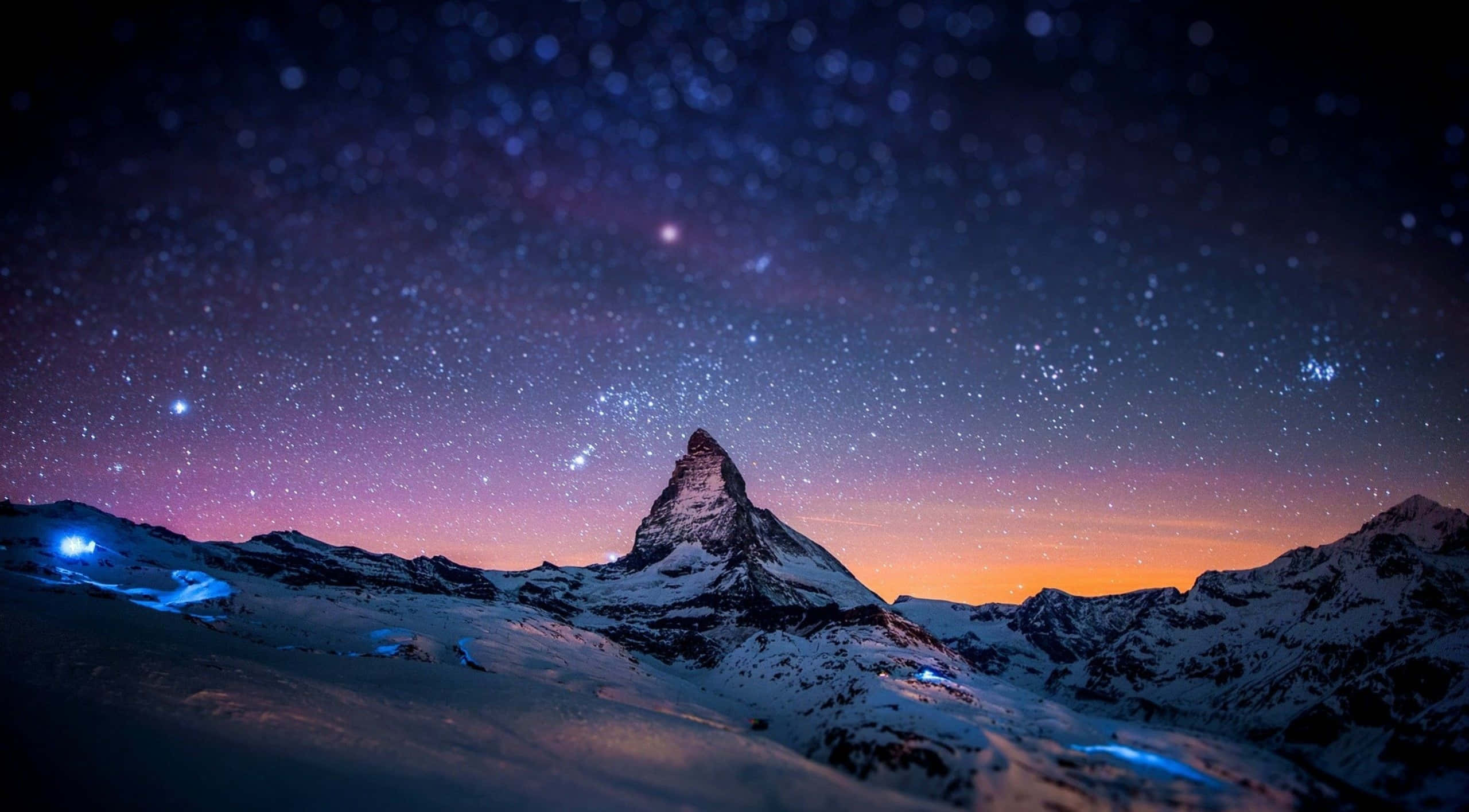 macbook pro aesthetic 桌布 壁紙 — 白雪覆蓋的馬特洪峰在充滿活力的星空暮色天空下聳立，帶有紫色和橙色的漸變。