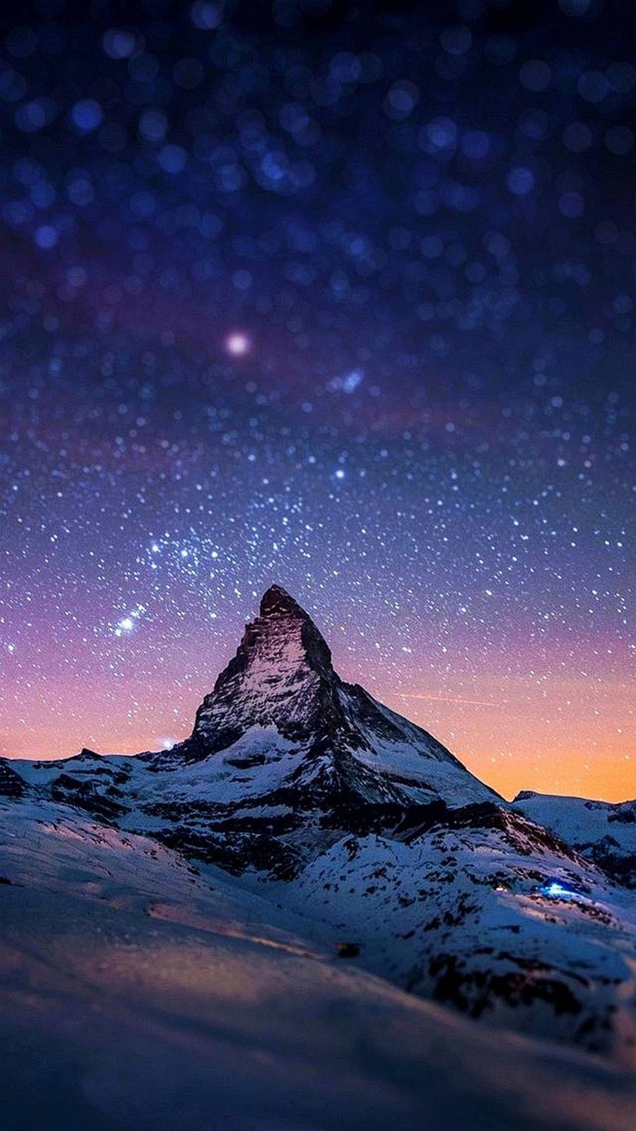 Amazing 桌布 壁紙 — 白雪覆蓋的馬特洪峰在充滿活力的星空暮色天空下升起，帶有紫色和橙色的漸變。