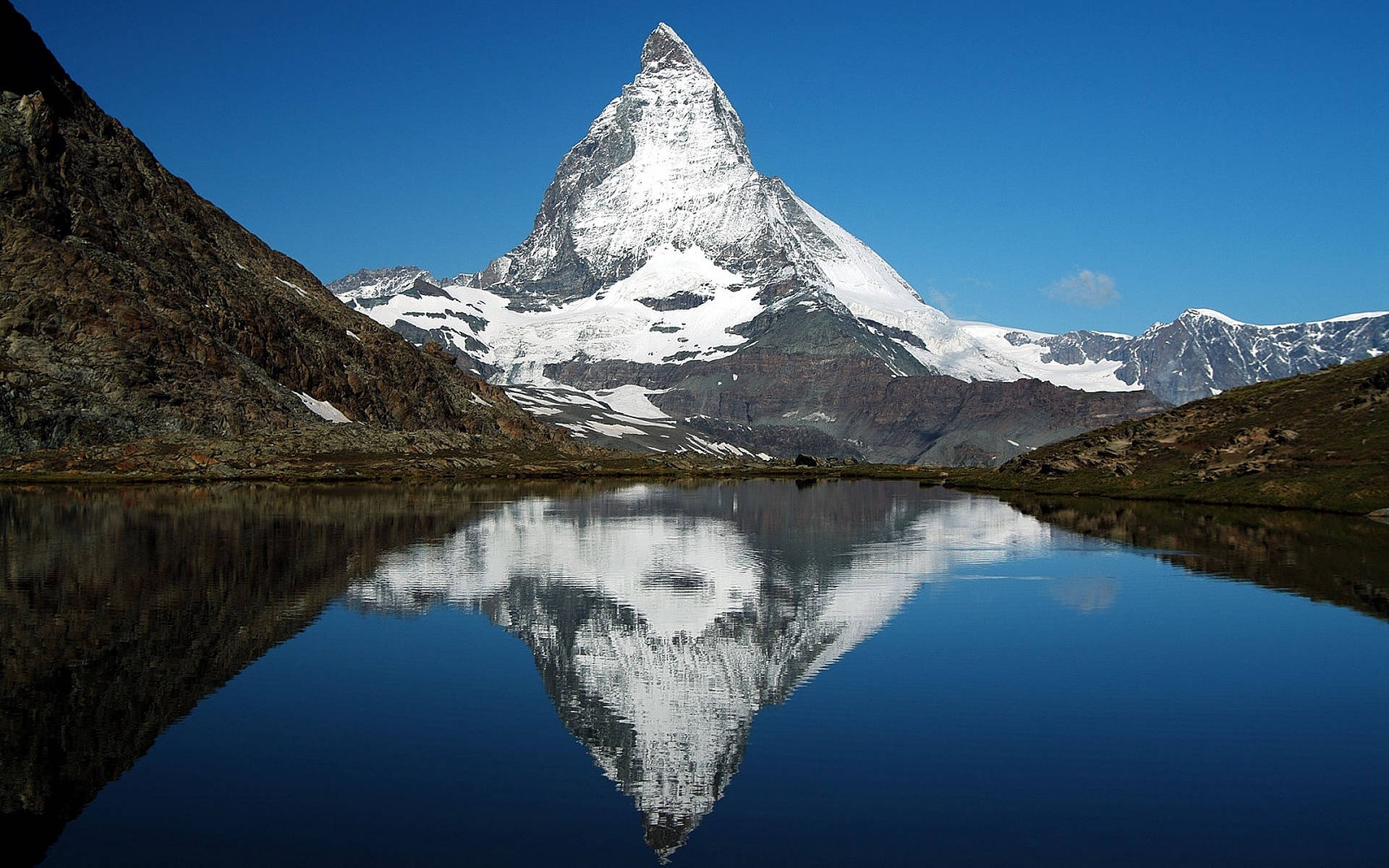 Alps 桌布 壁紙 — 白雪覆蓋的馬特洪峰在清澈藍天下完美倒映在如鏡的高山湖泊中。