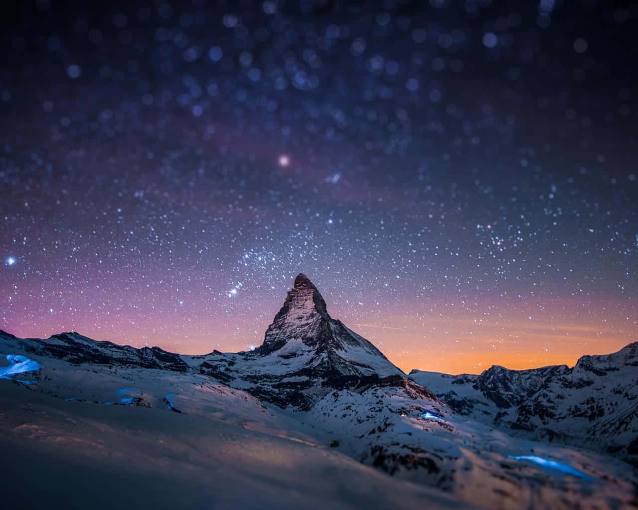桌布 壁紙 — 白雪覆蓋的馬特洪峰在紫色和橙色色調的星空暮色下聳立。
