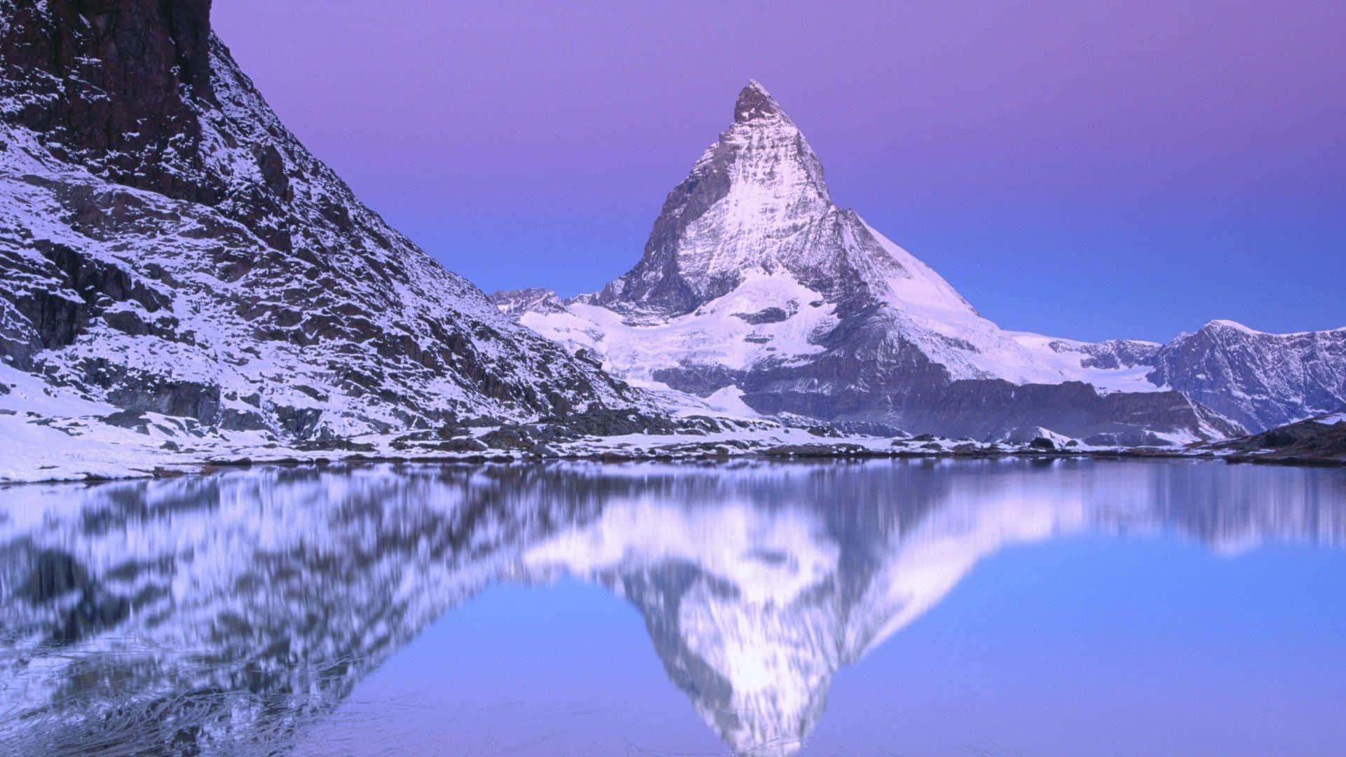 reflection 桌布 壁紙 — 白雪覆蓋的馬特洪峰山峰在紫色暮色天空下完美倒映在平靜的高山湖泊中。